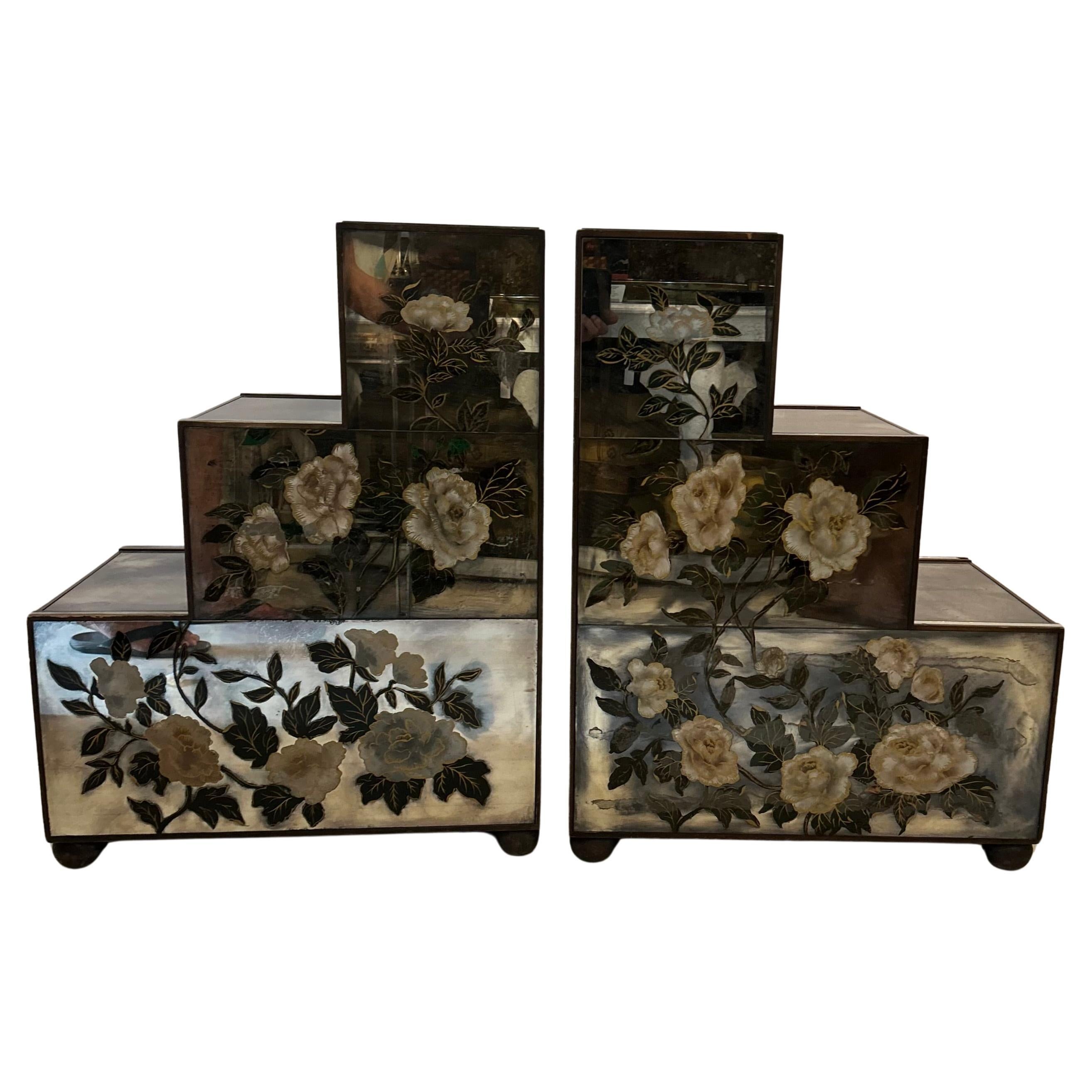 Un par de eglomise  mesas con intrincados diseños florales en venta