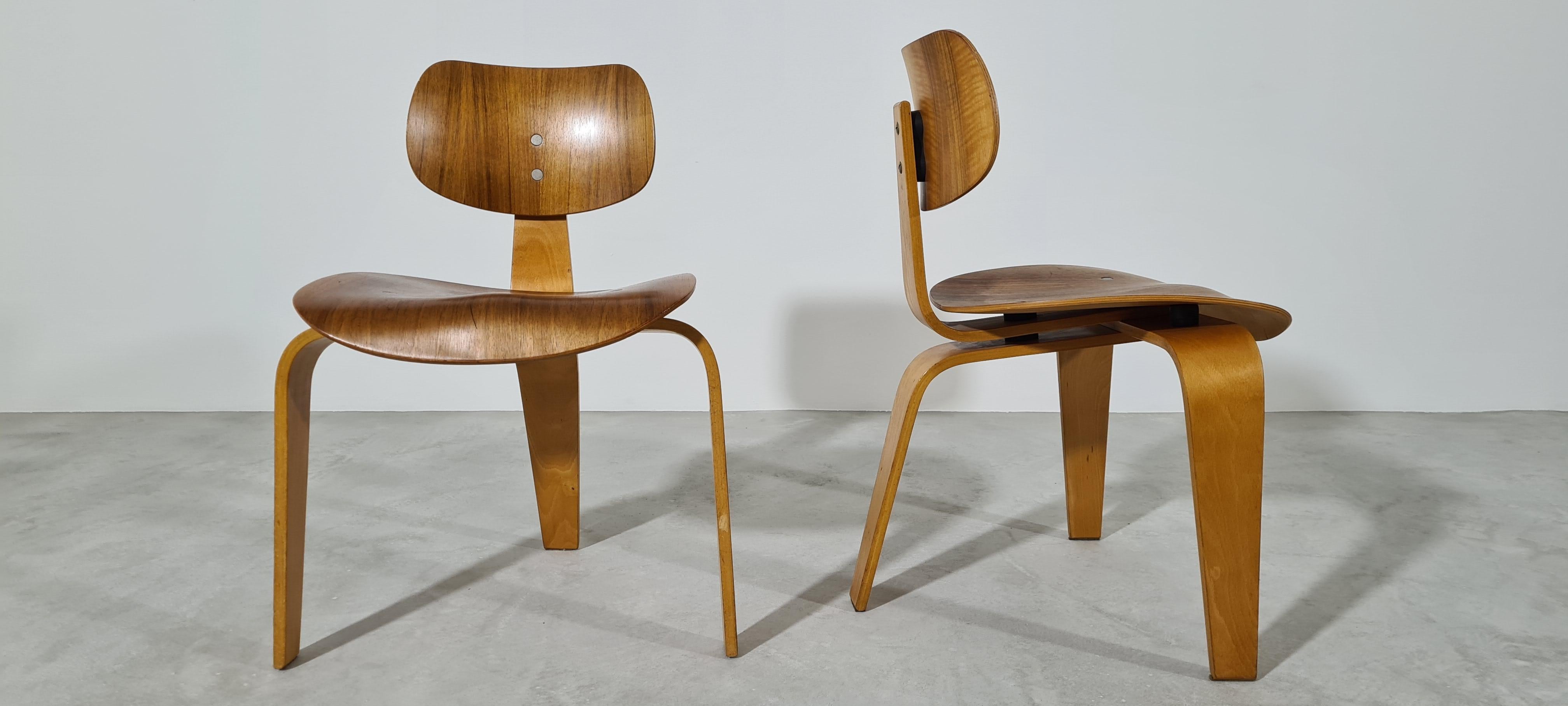 Un bel ensemble de deux chaises SE 42 conçues en 1942 par Egon Eiermann pour Wilde & Spieth, Allemagne.
Les chaises en contreplaqué sont en état original inaltéré de 1950 dans la rare finition noyer - voir aussi l'étiquette originale avec la