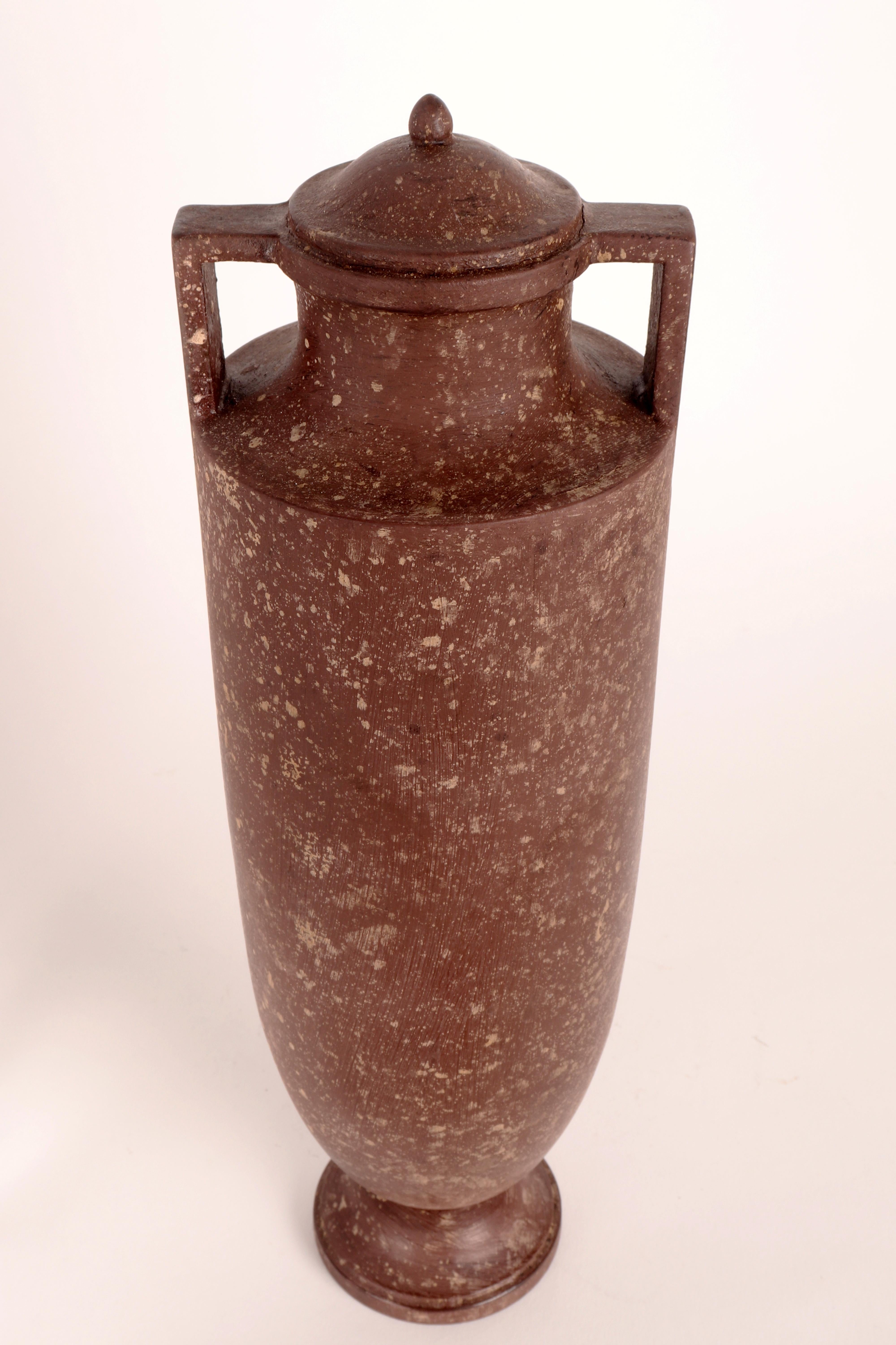 Bois Paire de vases néo-égyptiennes, France, dernier quart du 19ème siècle en vente