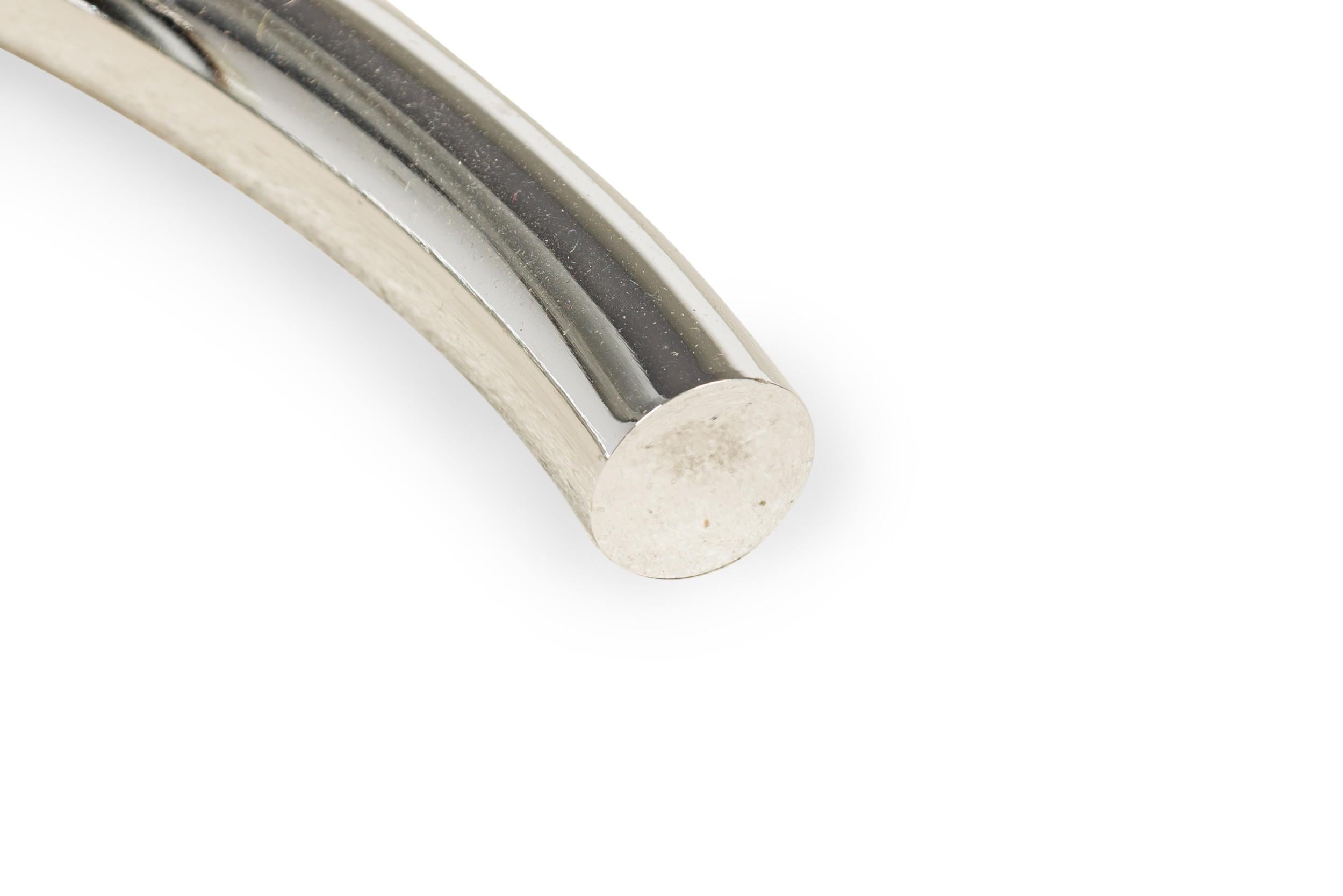 Ein Paar Eileen Gray Tische aus poliertem Chrom und Glas im Angebot 4