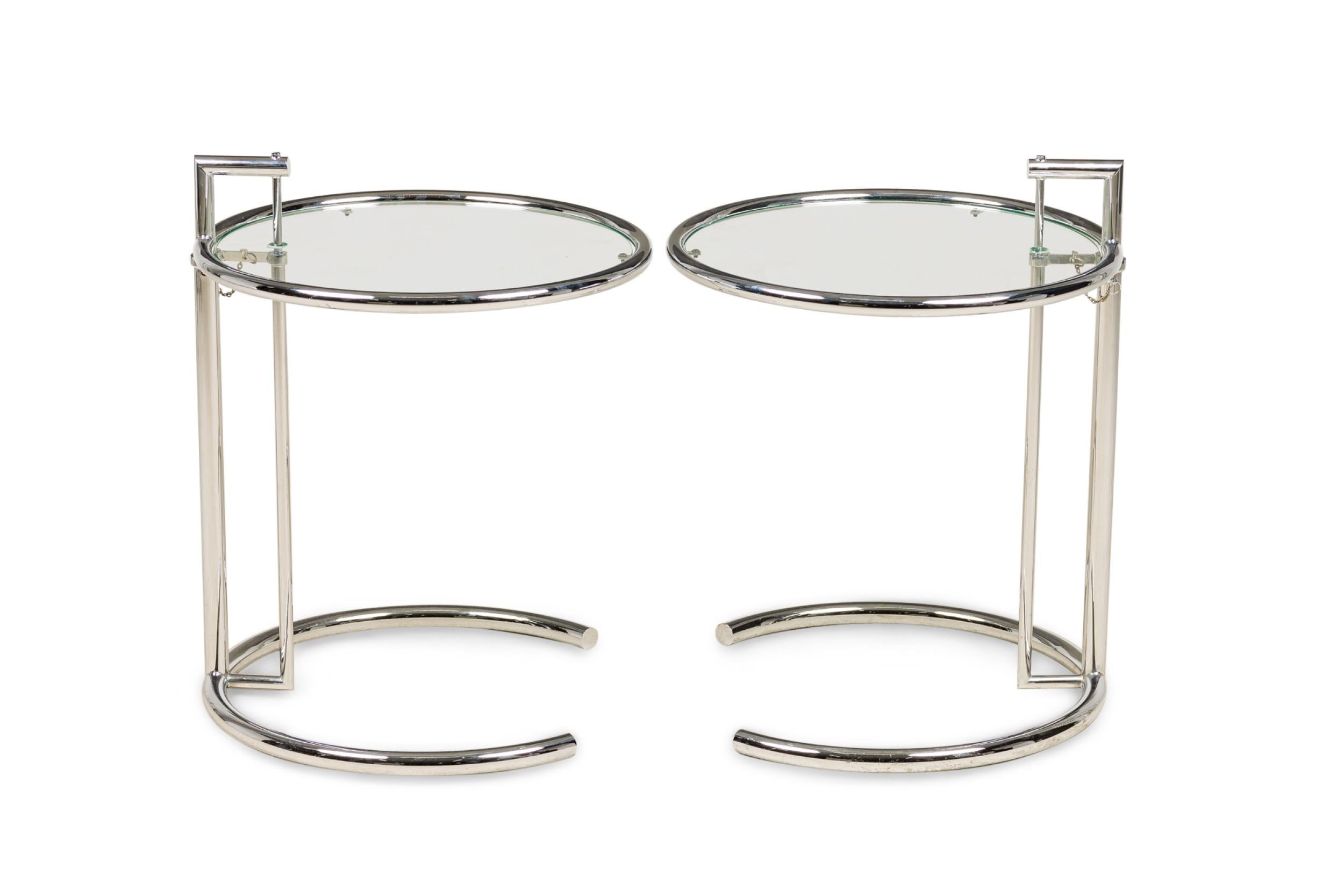 Ein Paar Eileen Gray Tische aus poliertem Chrom und Glas (Moderne der Mitte des Jahrhunderts) im Angebot