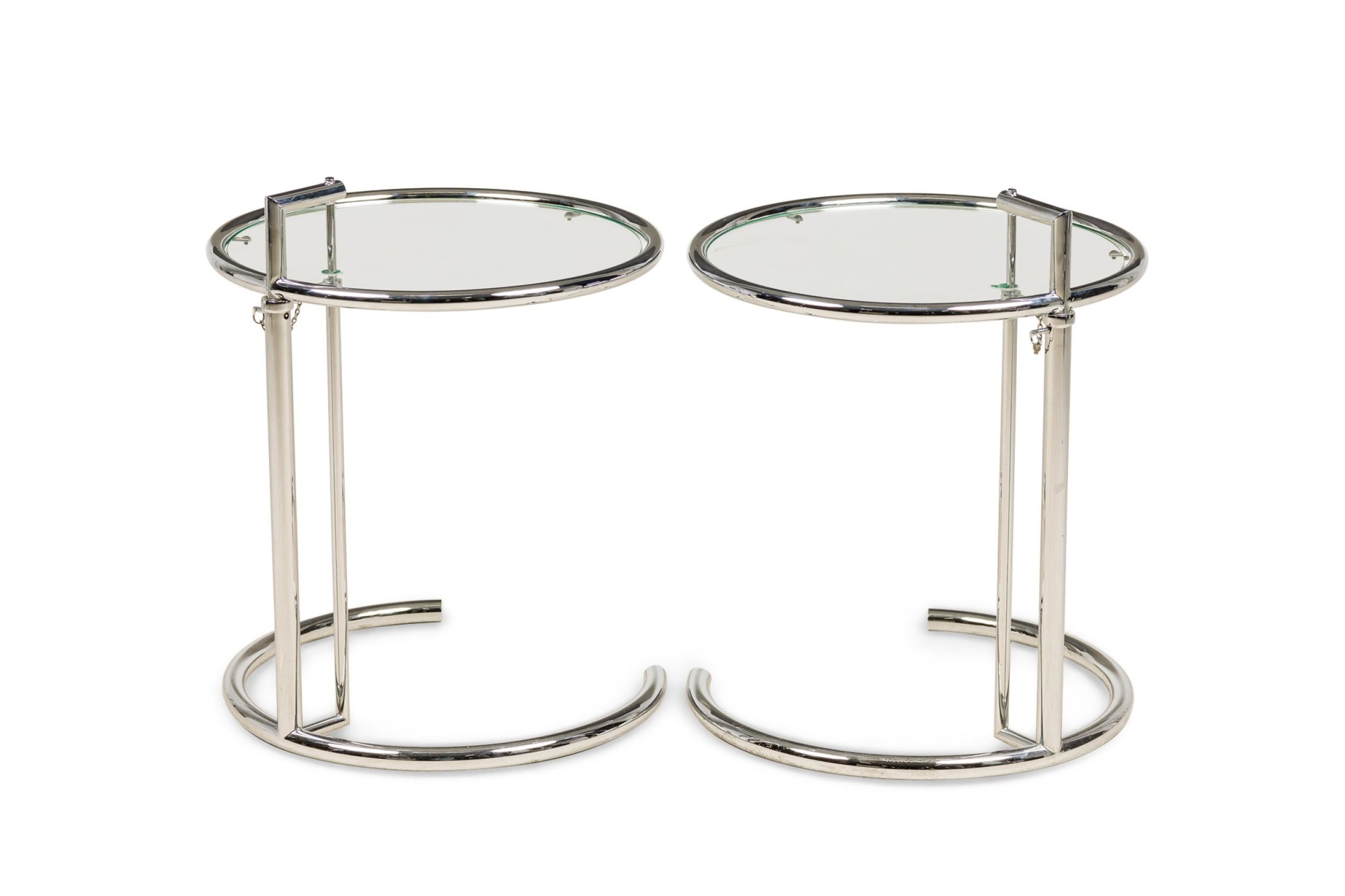 Ein Paar Eileen Gray Tische aus poliertem Chrom und Glas (Unbekannt) im Angebot