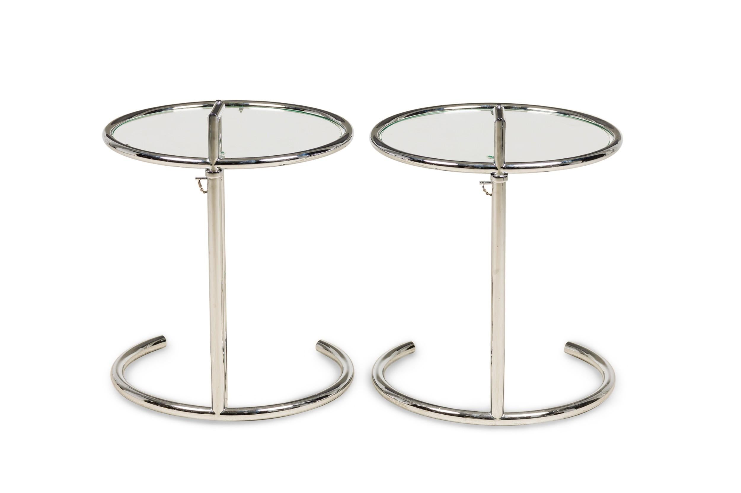 Ein Paar Eileen Gray Tische aus poliertem Chrom und Glas (Poliert) im Angebot