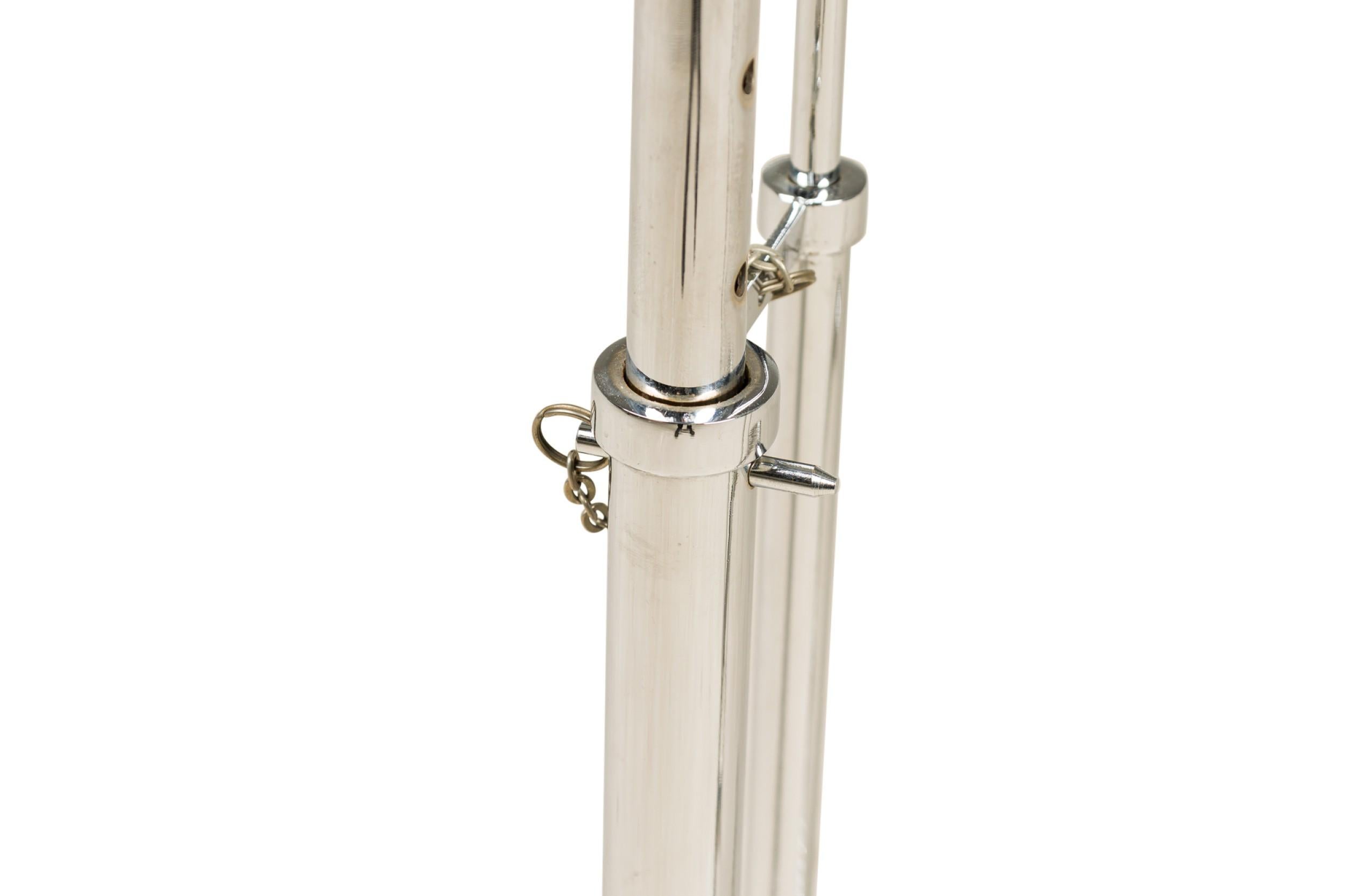 Ein Paar Eileen Gray Tische aus poliertem Chrom und Glas (20. Jahrhundert) im Angebot