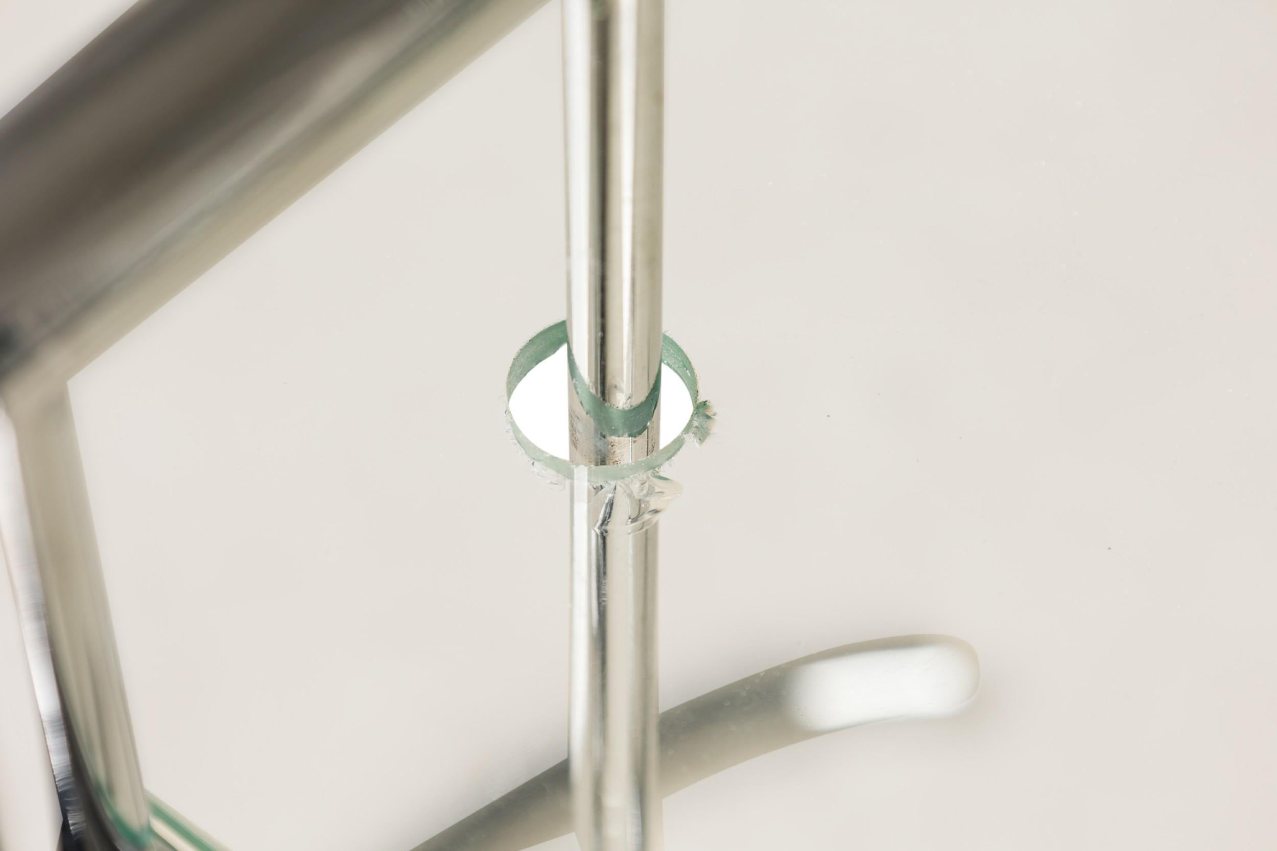 Ein Paar Eileen Gray Tische aus poliertem Chrom und Glas im Angebot 3