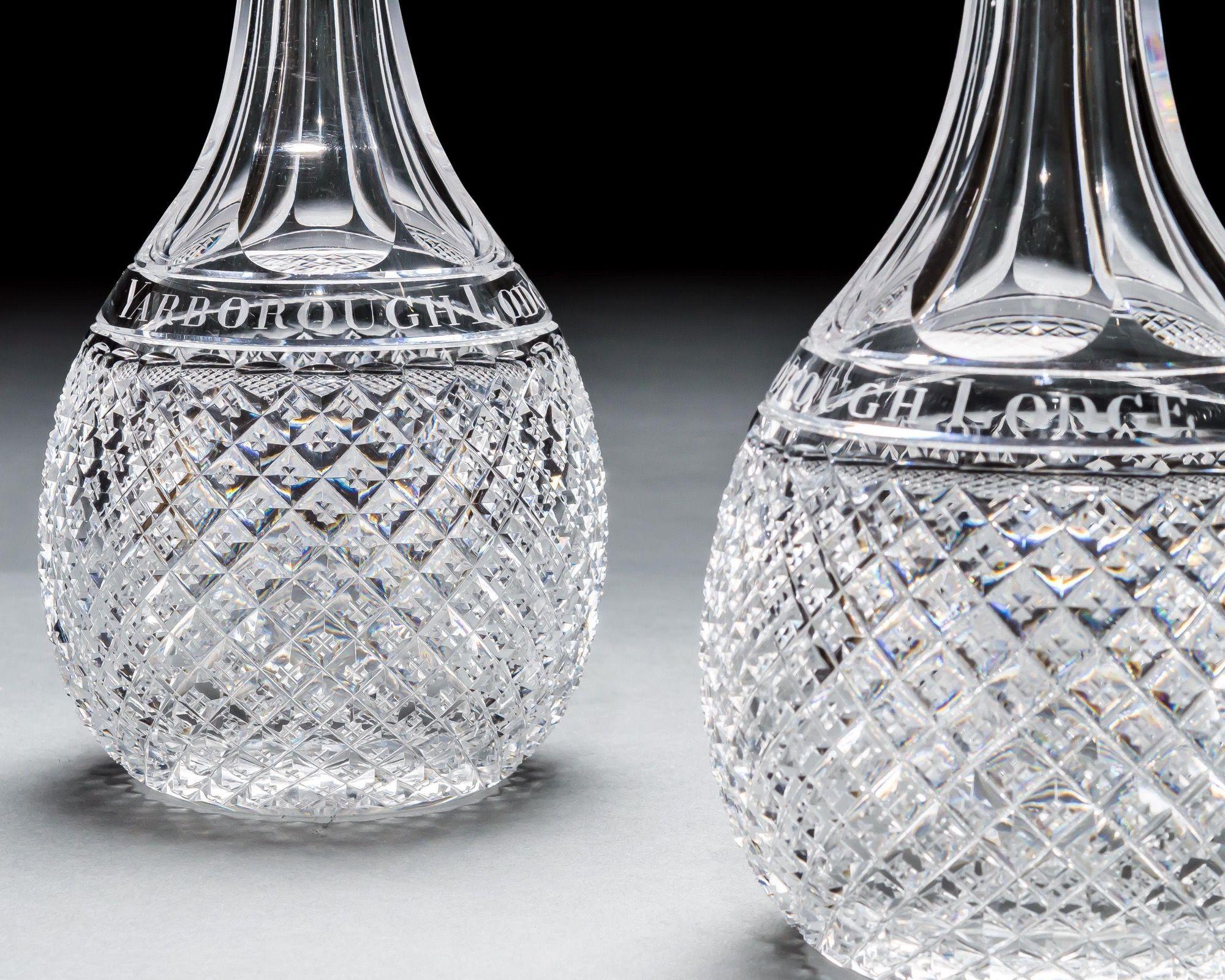 Anglais Paire de carafes à décanter d'intérêt maçonnique, taillées avec soin en vente