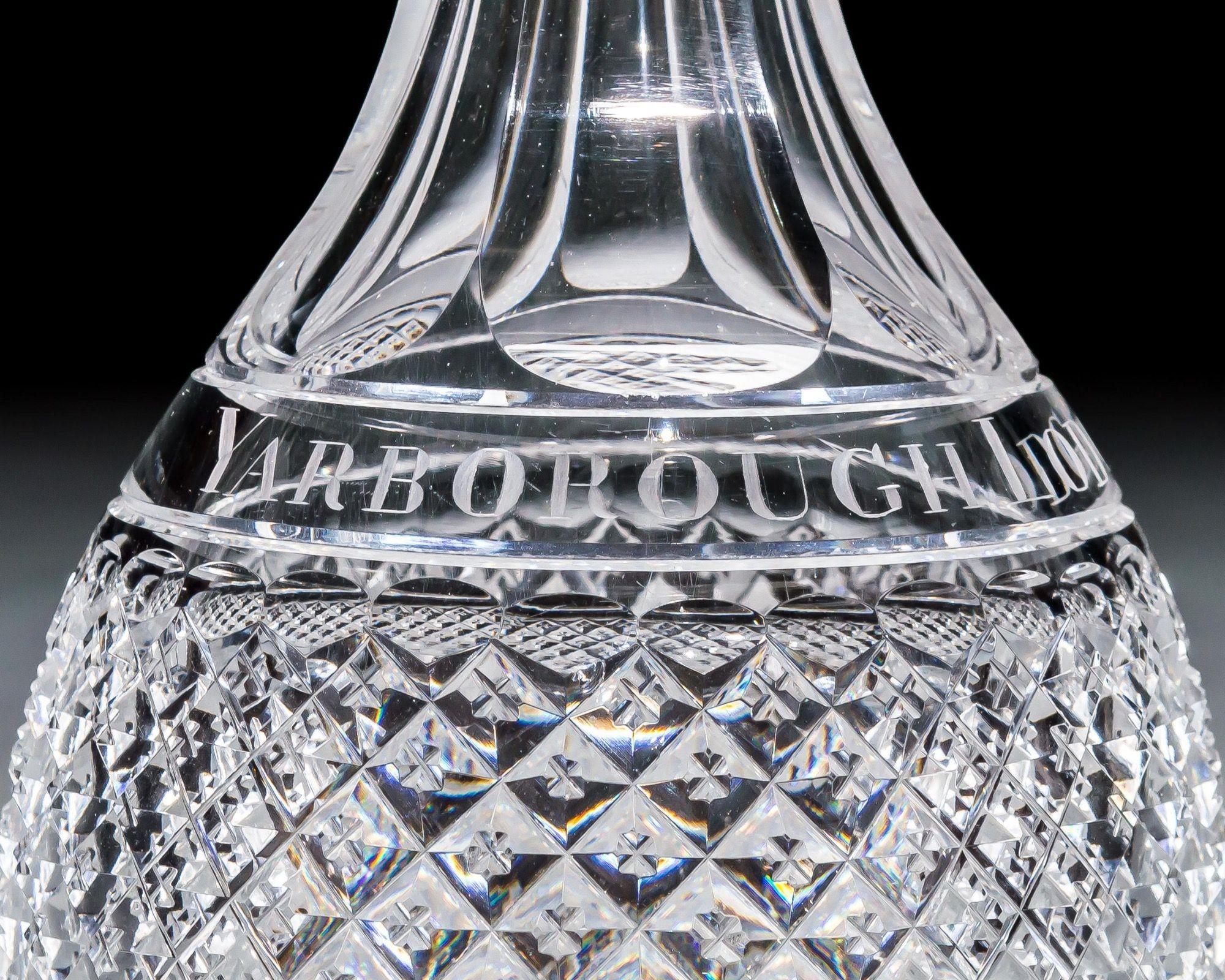 Paire de carafes à décanter d'intérêt maçonnique, taillées avec soin Bon état - En vente à Steyning, West sussex