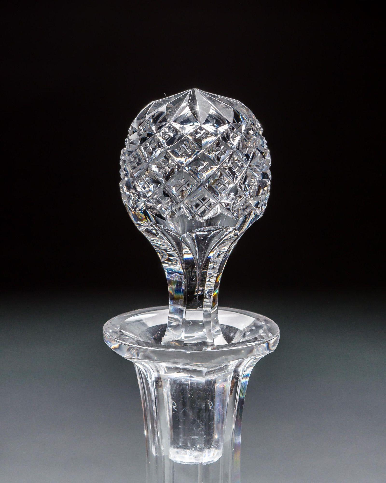Verre taillé Paire de carafes à décanter d'intérêt maçonnique, taillées avec soin en vente