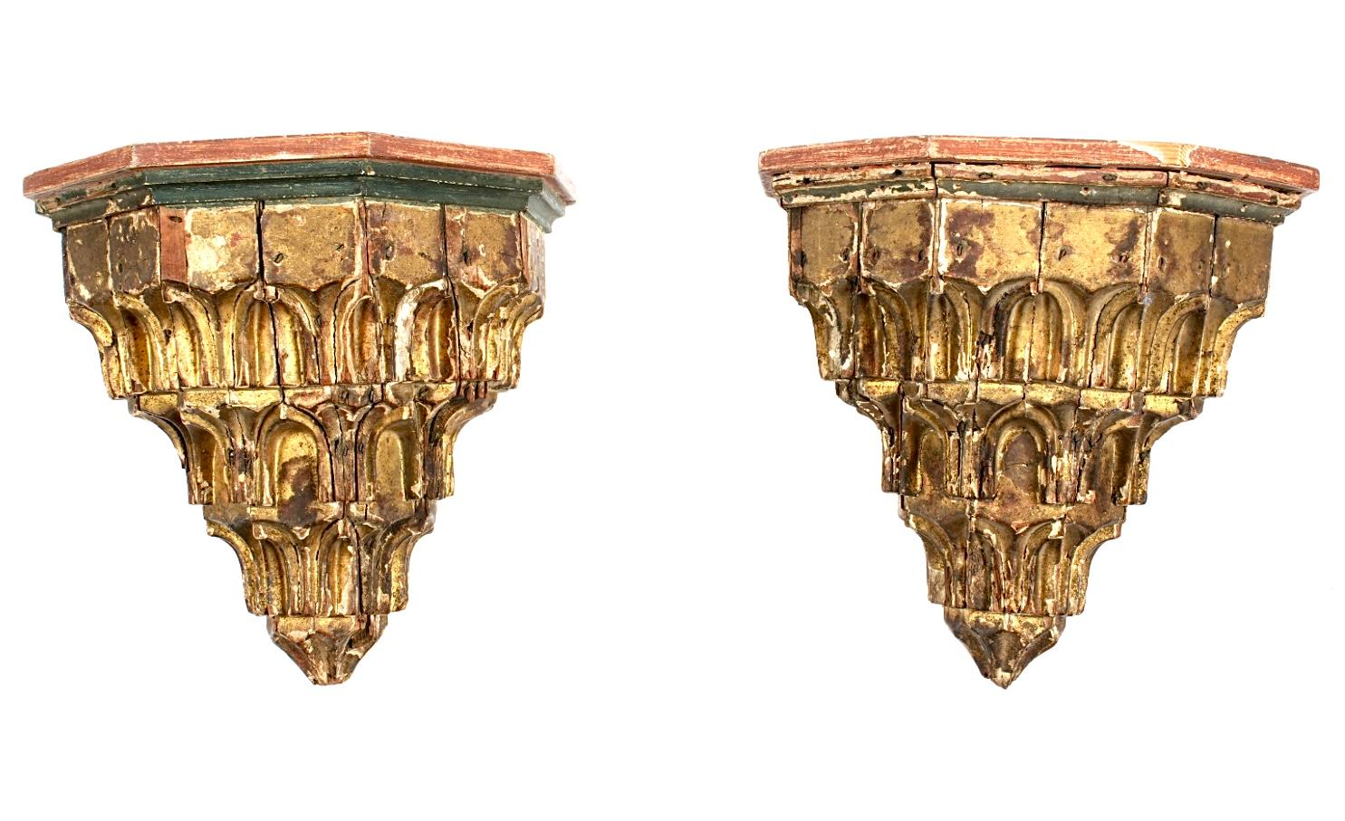 Coppia di lampade gotiche elettrificate in legno dorato intagliato. Le lampade sono caratterizzate da decorazioni intagliate, policrome e dorate, con dettagli intricati e una maestria artigianale popolare nello stile del Rinascimento Gotico del XIX