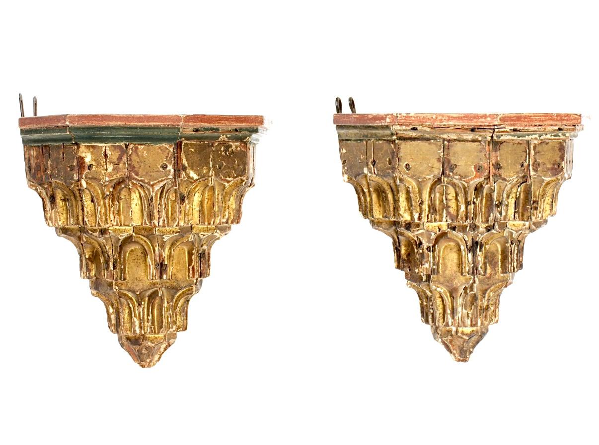Neogotico Coppia di lampade gotiche elettrificate in legno dorato e intagliato in vendita