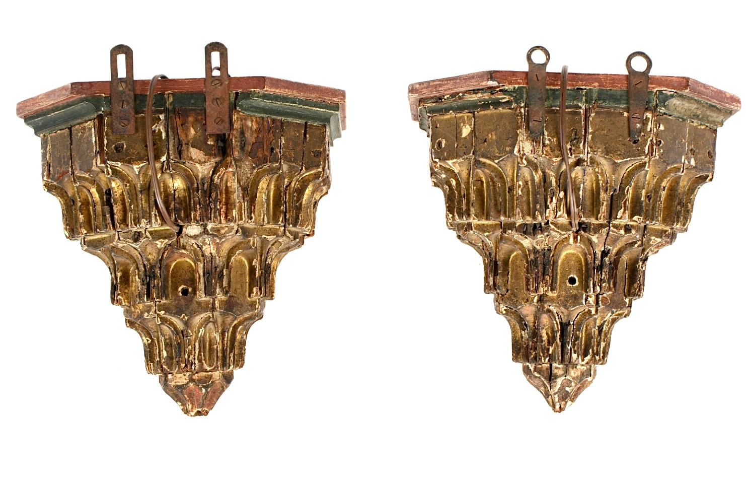 Italiano Coppia di lampade gotiche elettrificate in legno dorato e intagliato in vendita