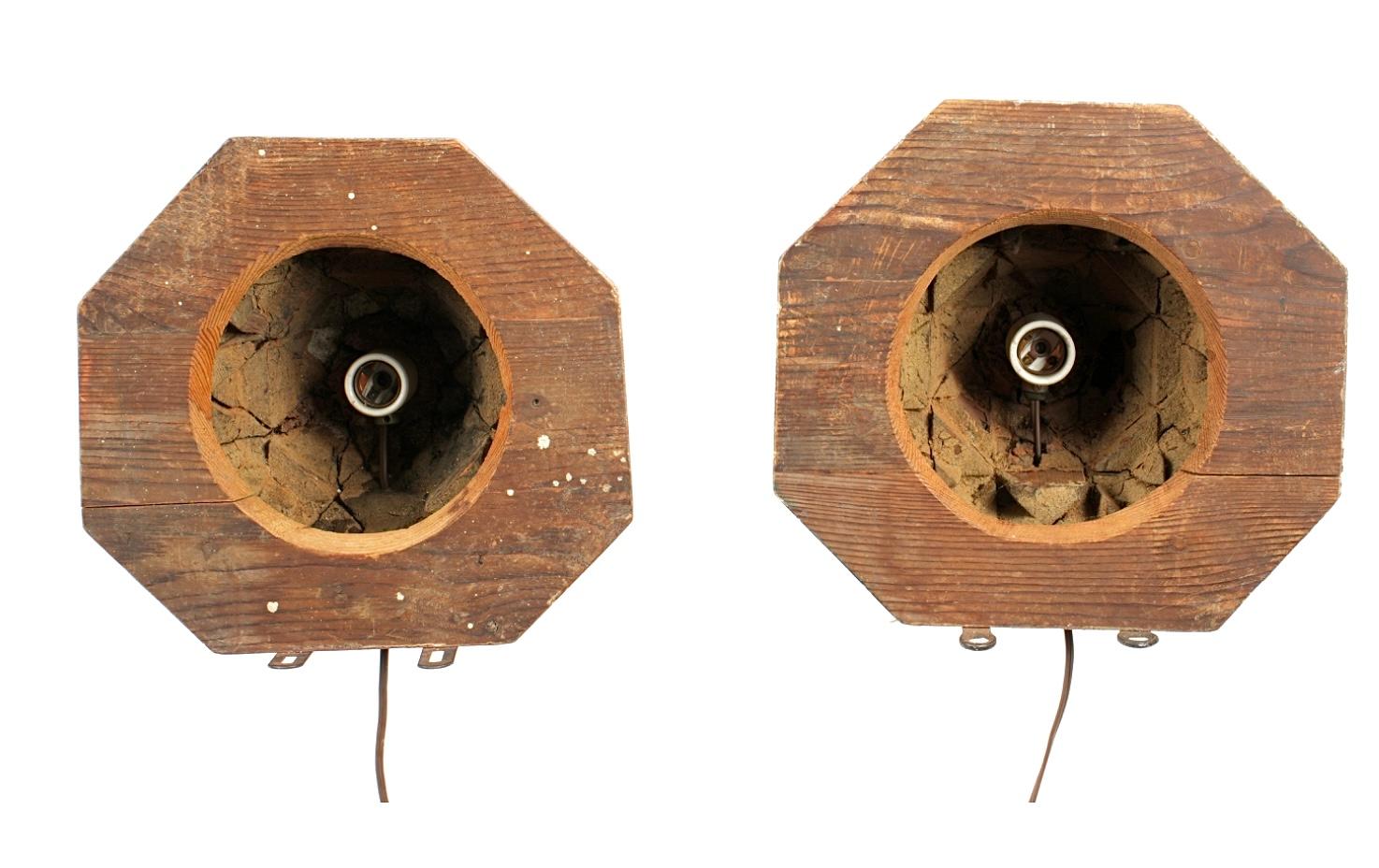XIX secolo Coppia di lampade gotiche elettrificate in legno dorato e intagliato in vendita