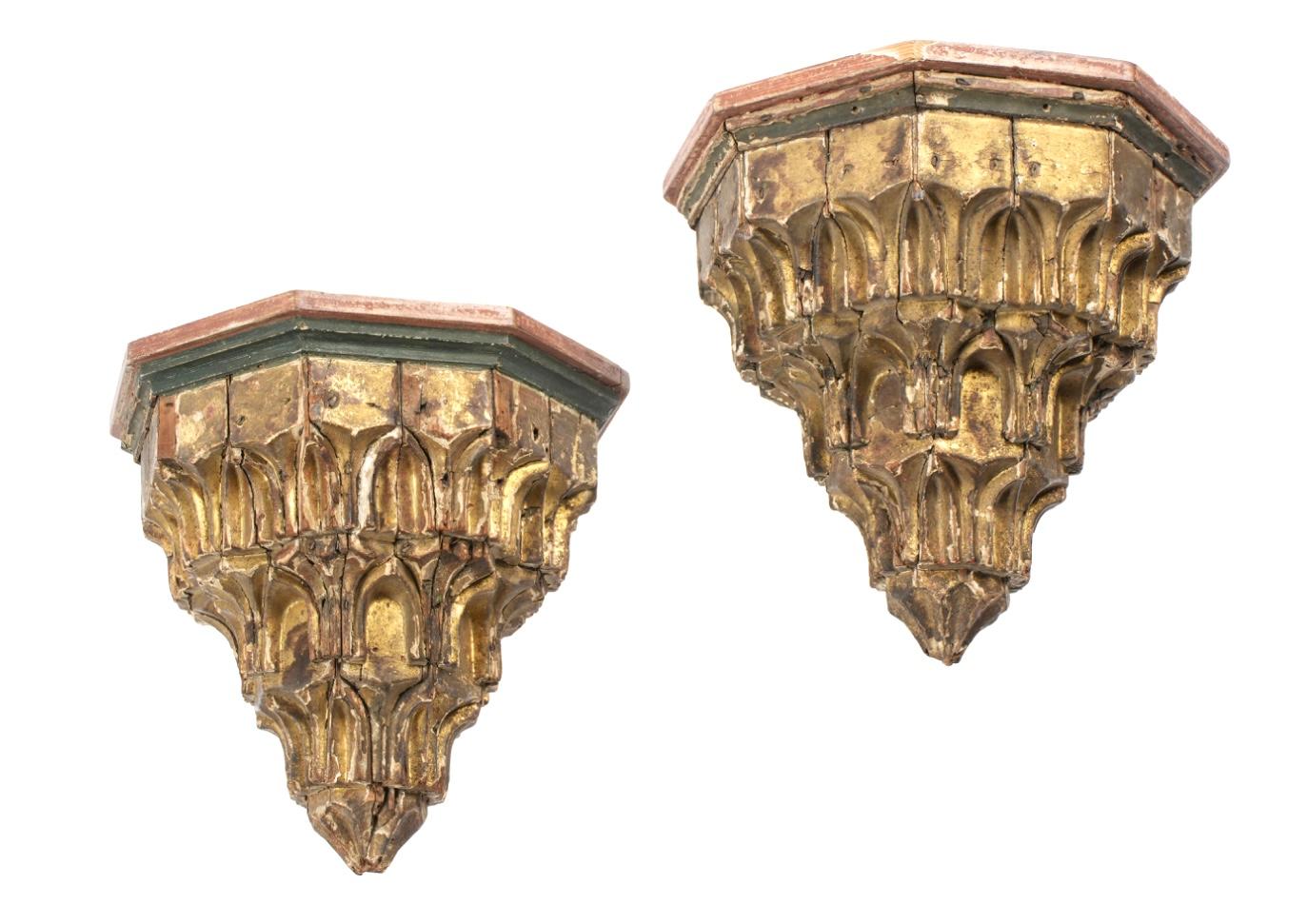 Legno dorato Coppia di lampade gotiche elettrificate in legno dorato e intagliato in vendita