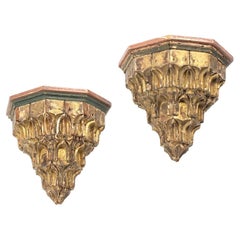 Coppia di lampade gotiche elettrificate in legno dorato e intagliato