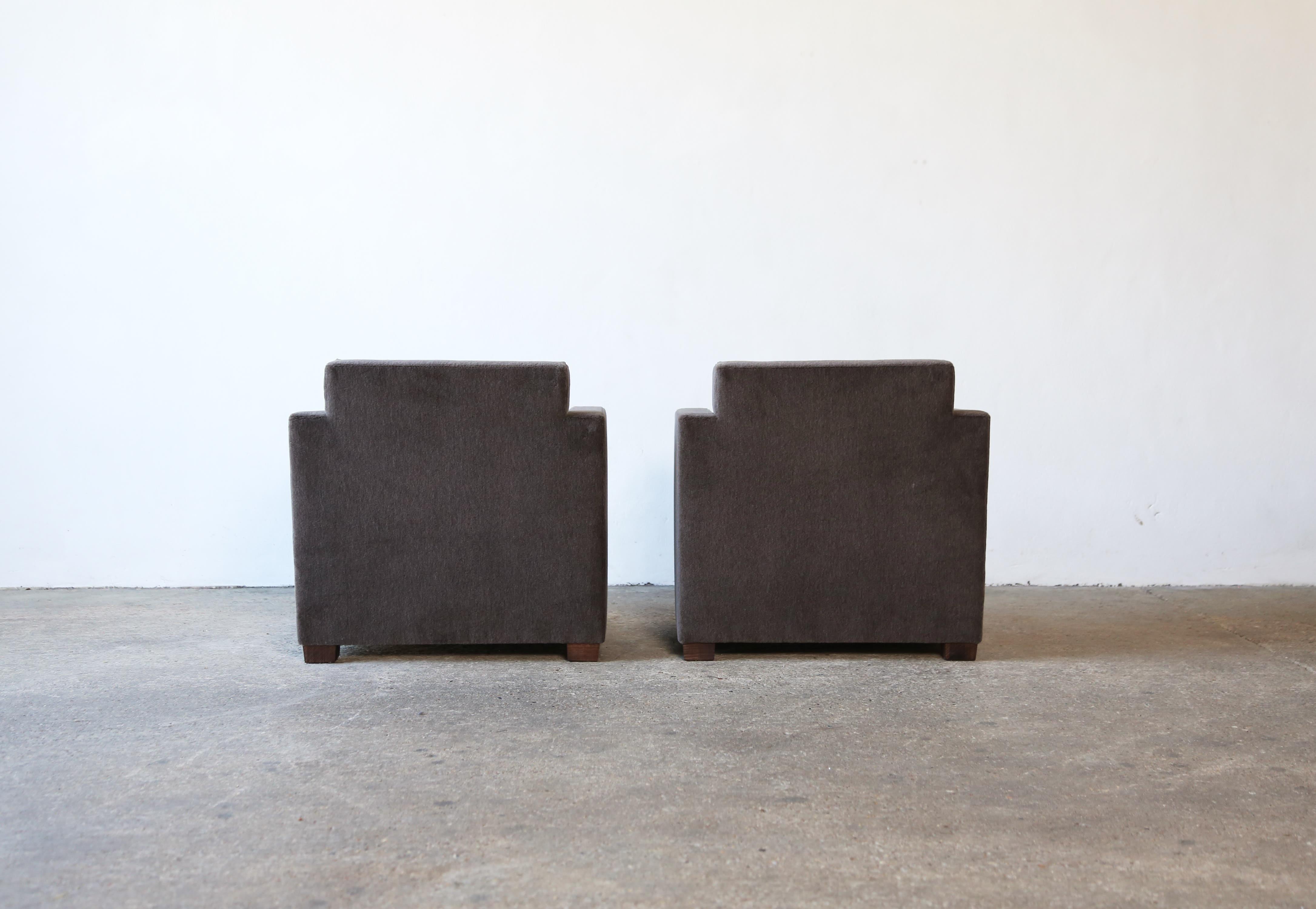 Paire de fauteuils élégants, tapissés en pure alpaga en vente 1
