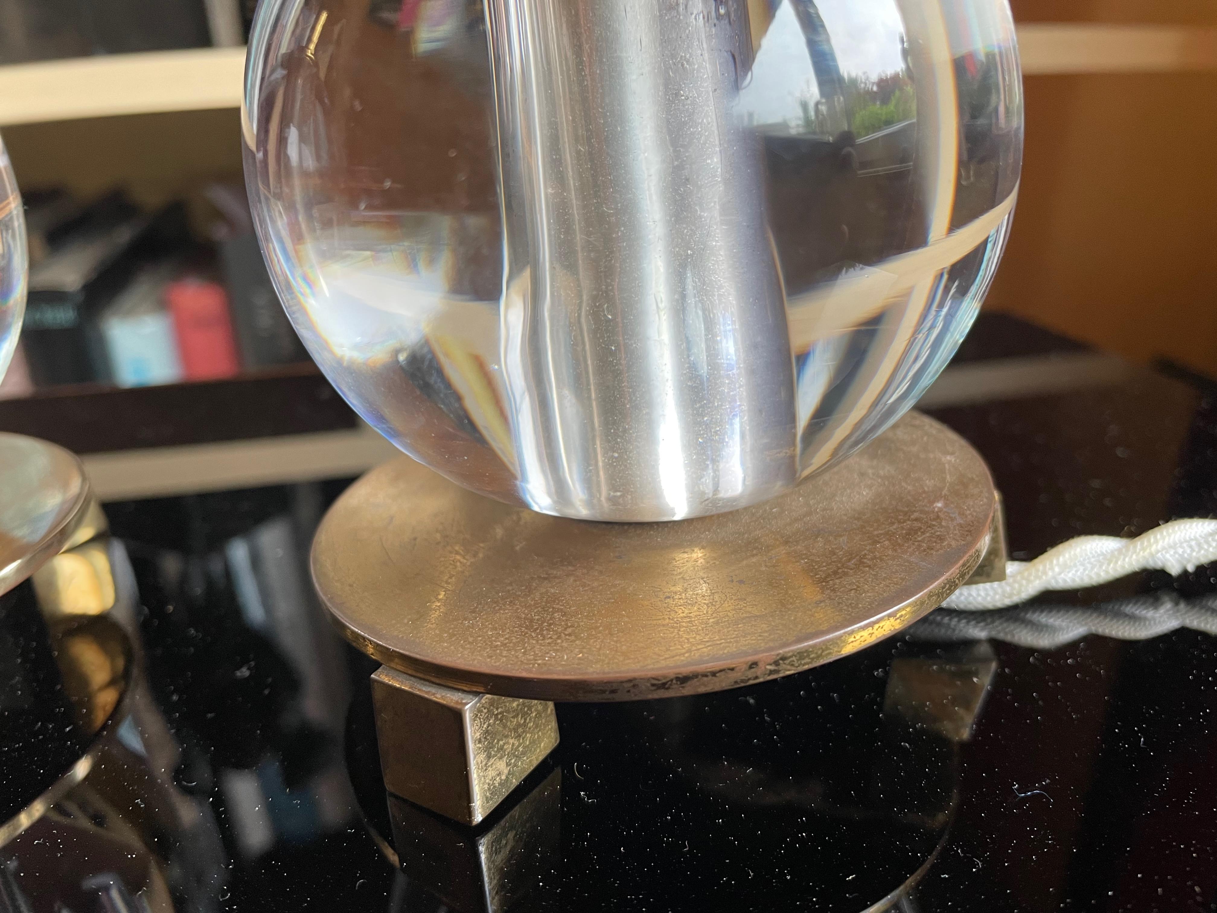 Une paire d'élégantes lampes de table 