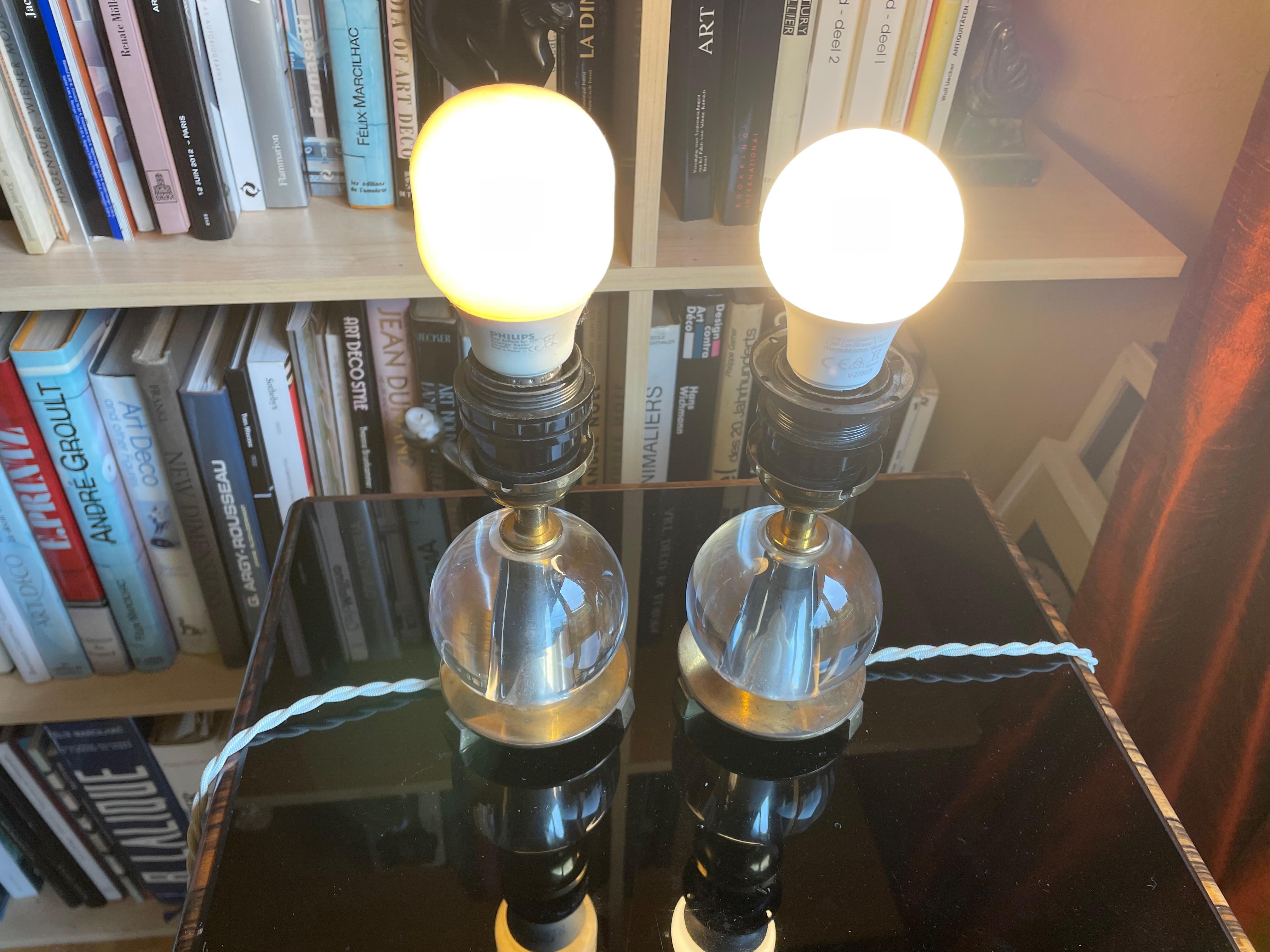 Une paire d'élégantes lampes de table 