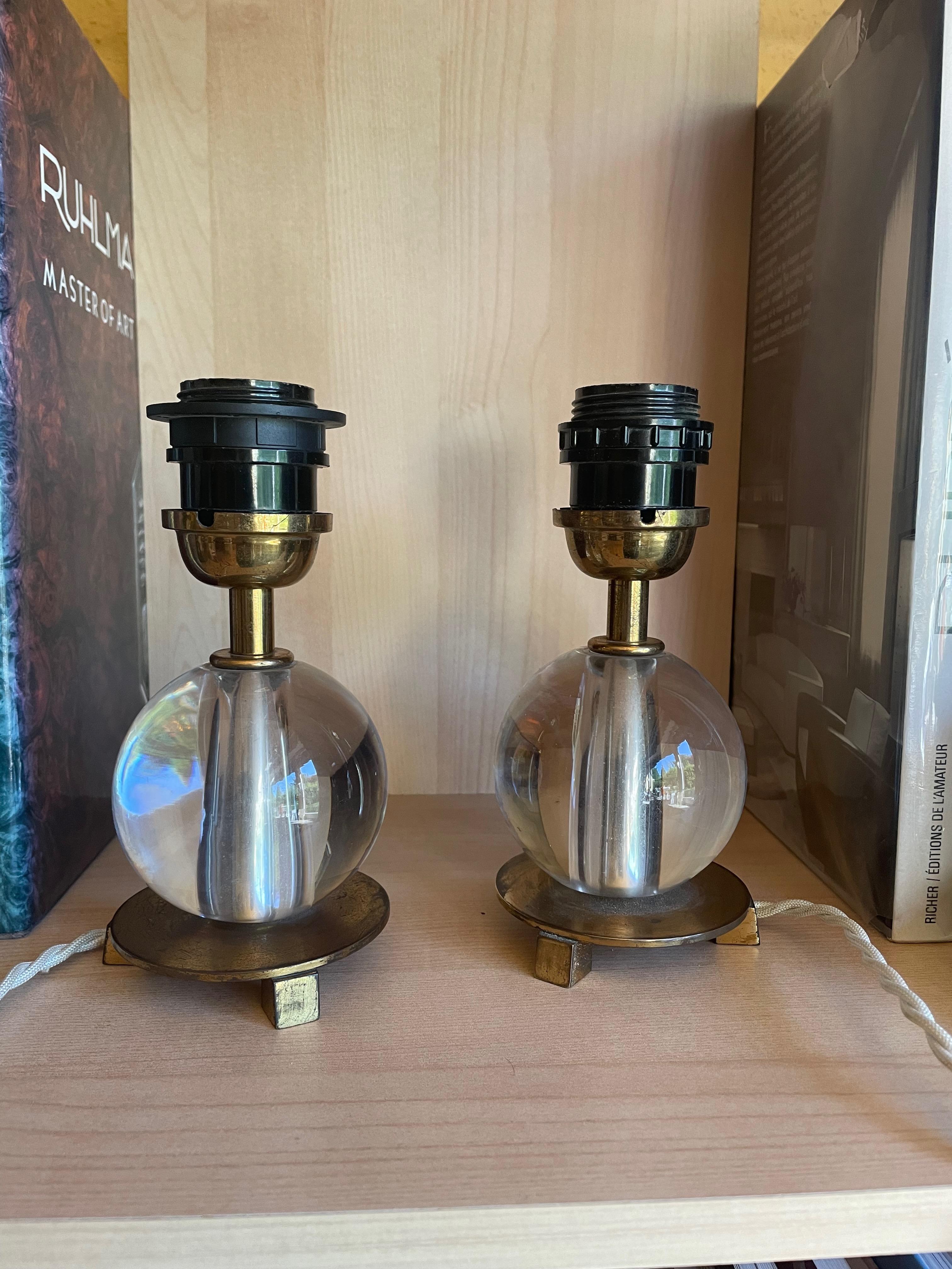 Une paire d'élégantes lampes de table 