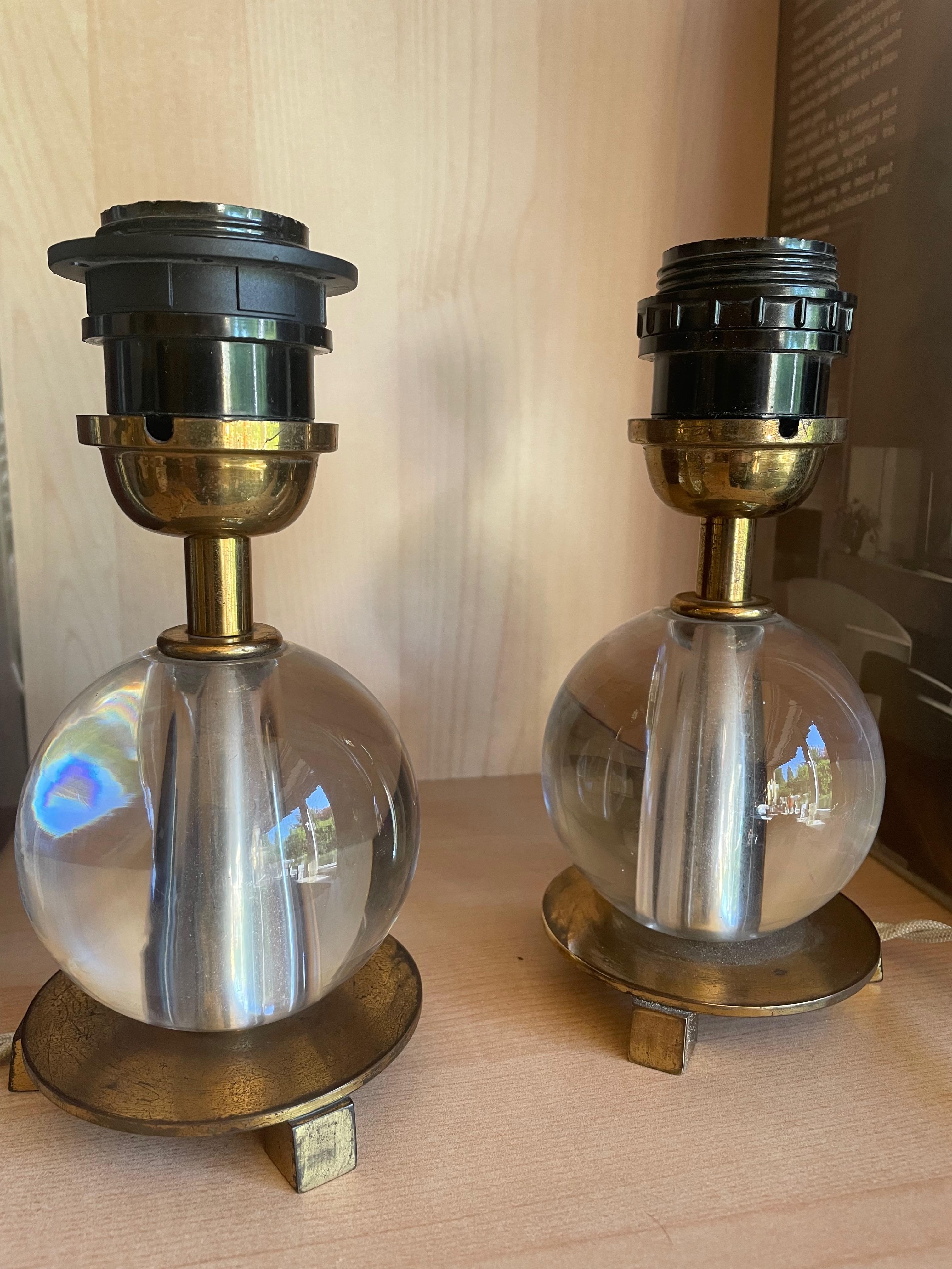 Une paire d'élégantes lampes de table 