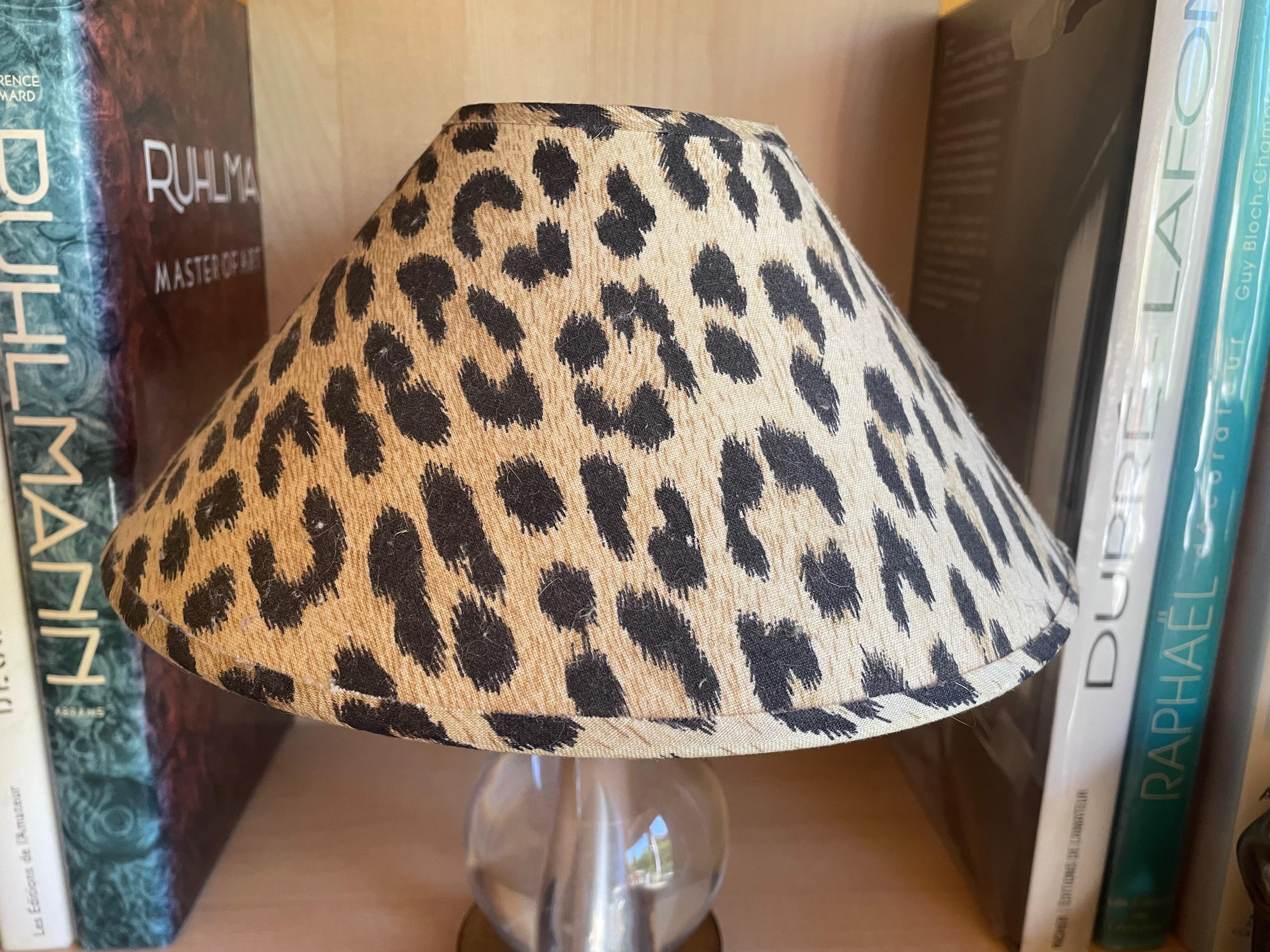 Une paire d'élégantes lampes de table 