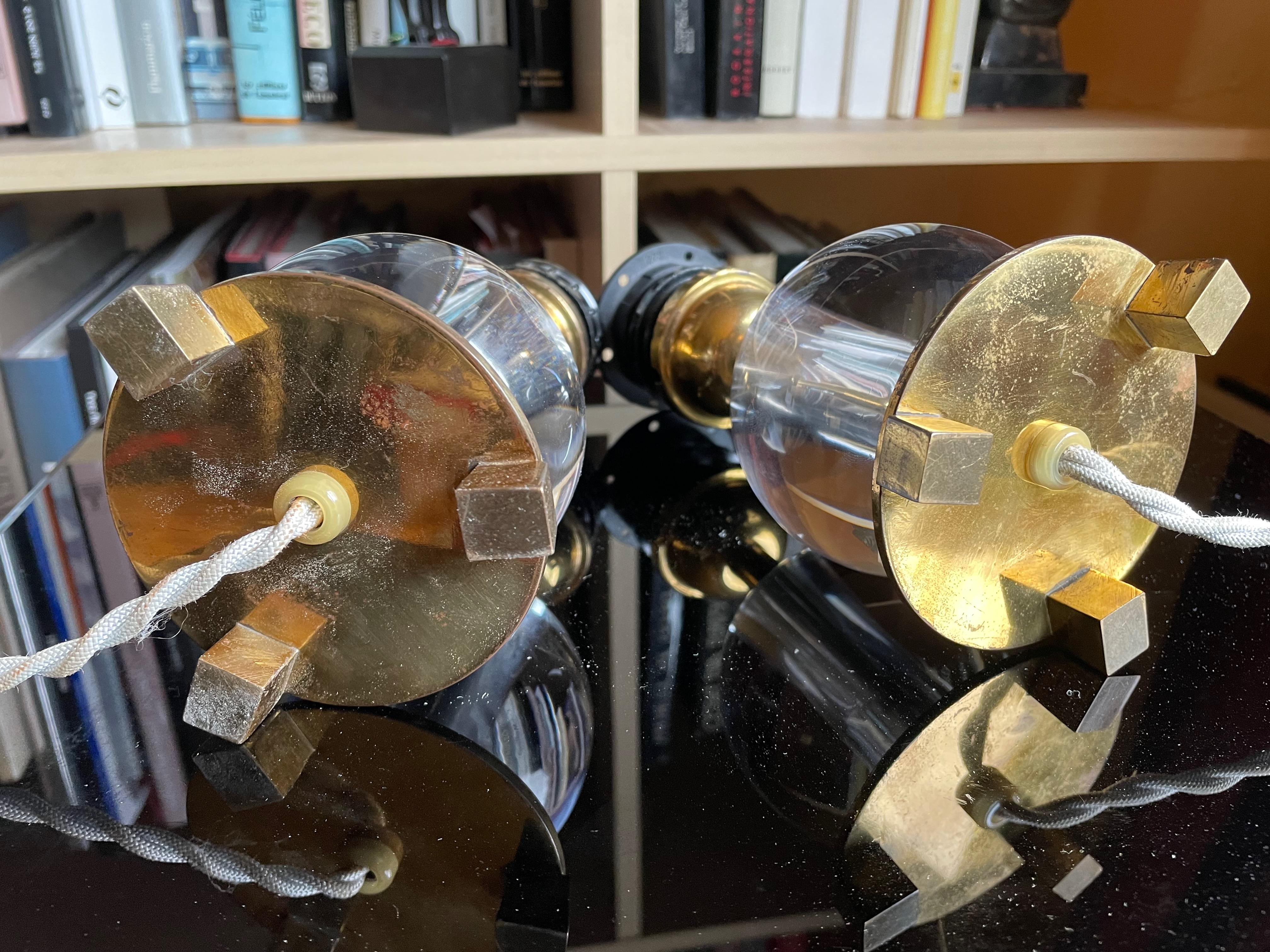 Une paire d'élégantes lampes de table 