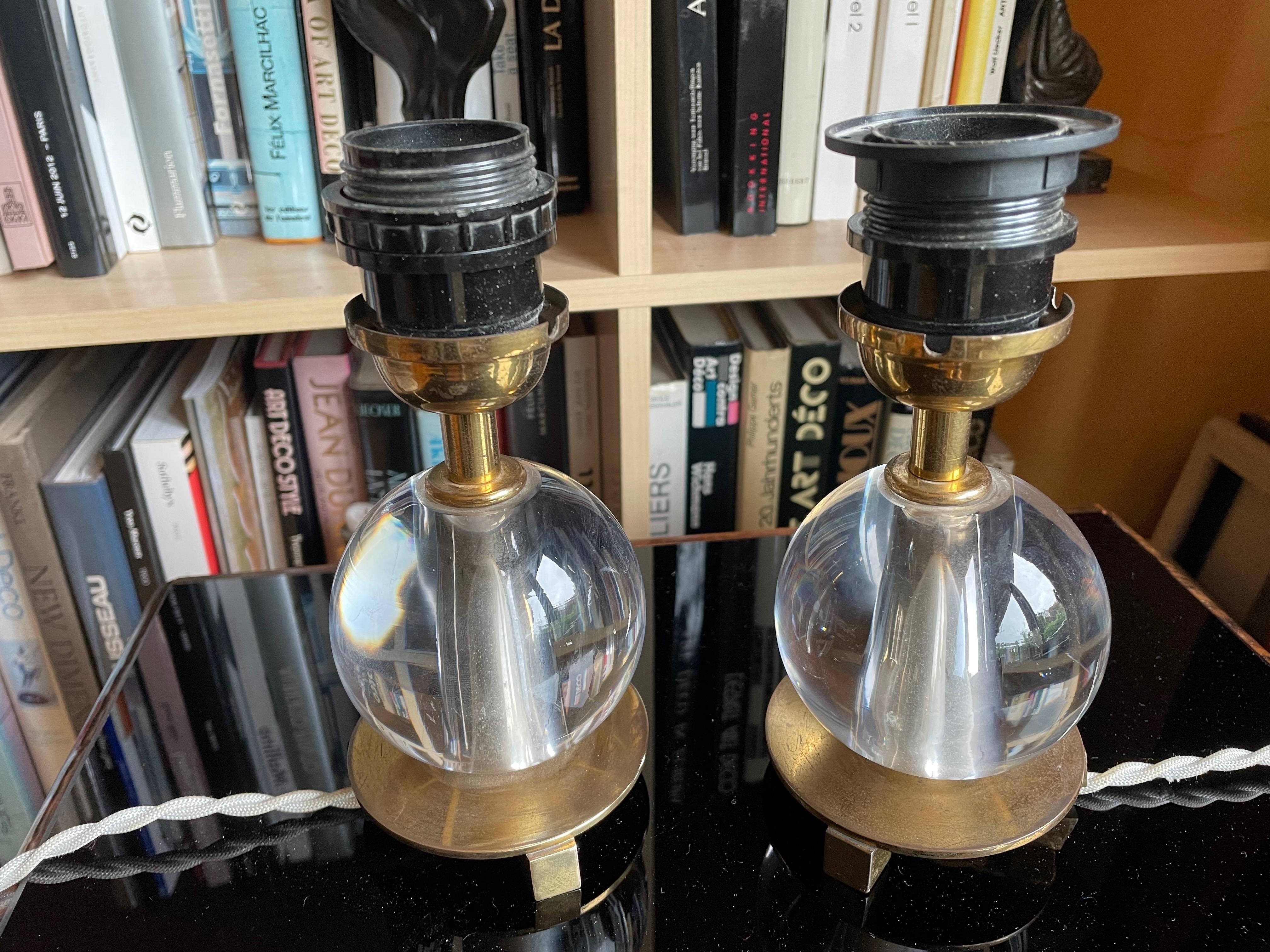 Une paire d'élégantes lampes de table 