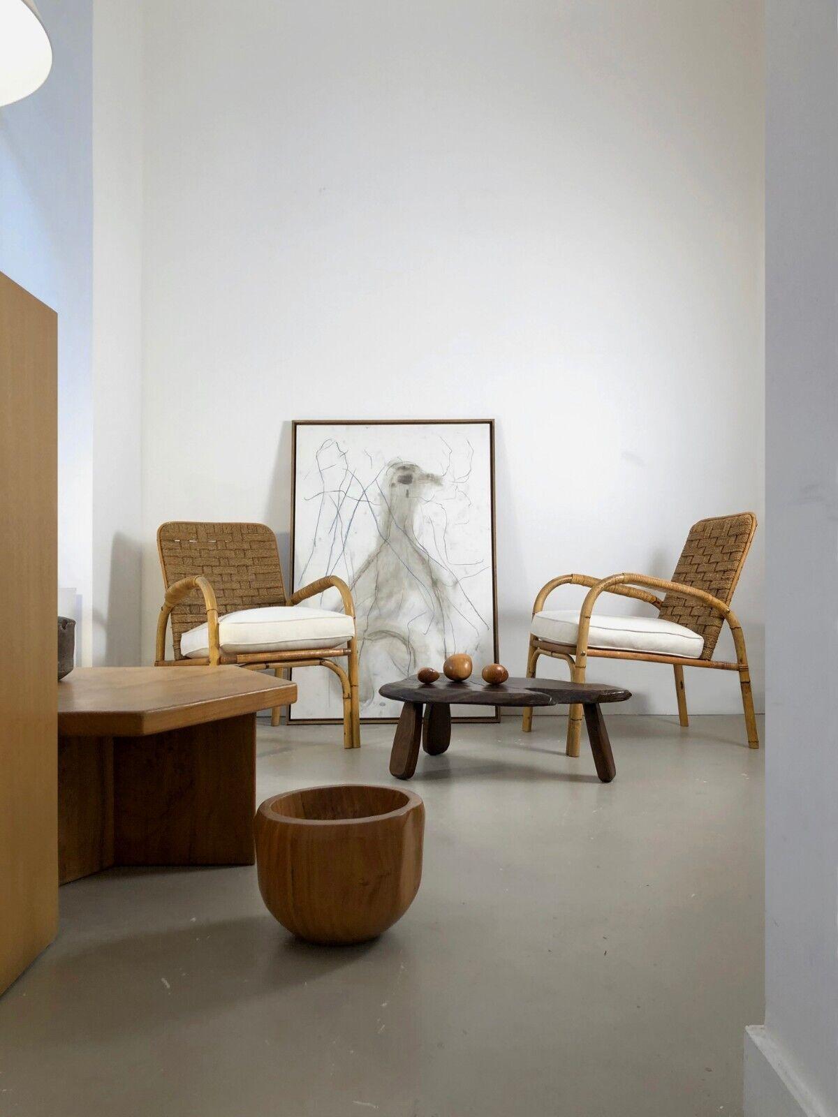 Ein elegantes Sesselpaar von Adrien Audoux & Frida Minnet,  Audoux-Minnet, Frankreich 1950; gebogener Bambus, dünne und runde Linien, quadratische Sitze mit 2 ecrufarbenen Leinenkissen auf Maß, auf Federn, Rückenlehnen aus dünn geflochtenem Seil in