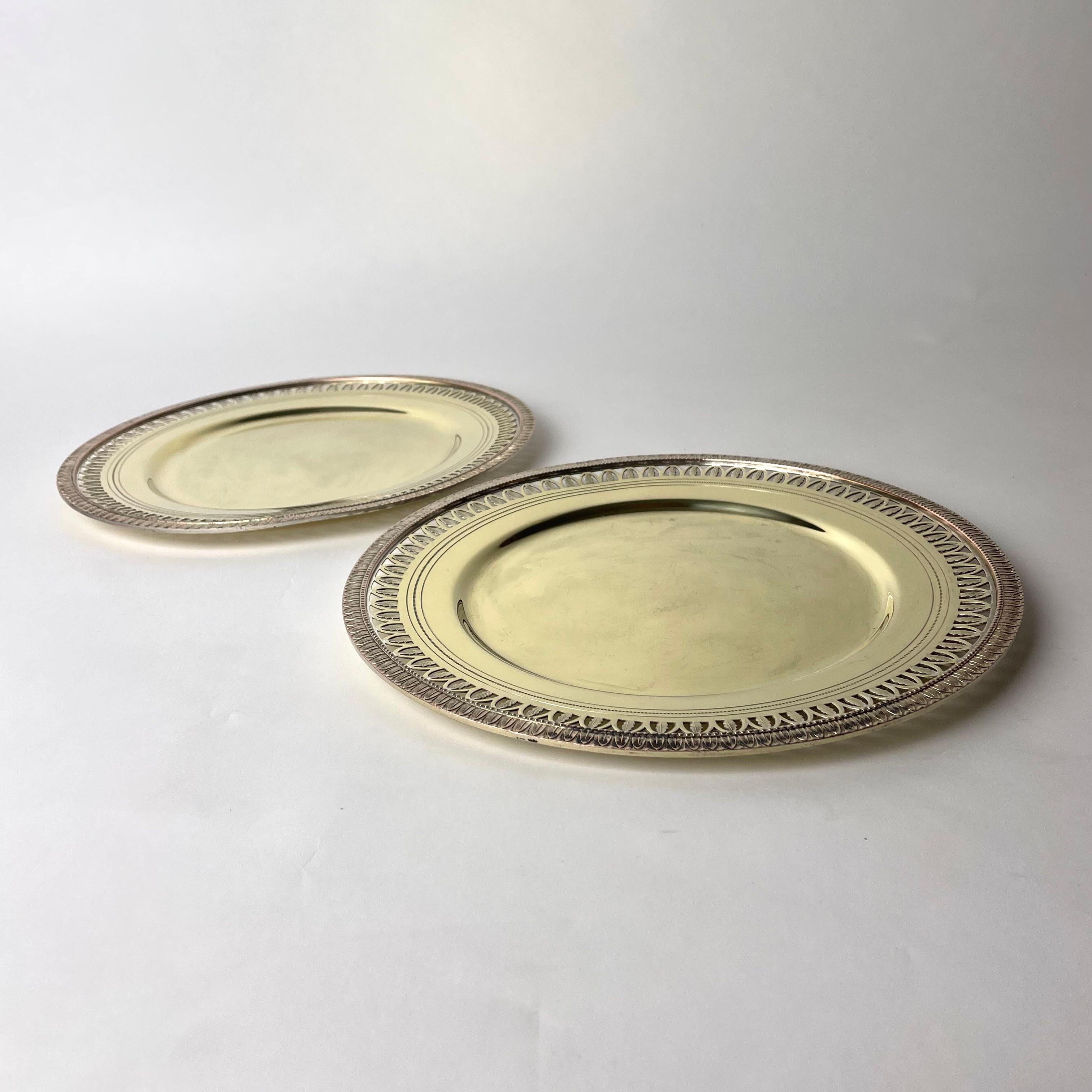 European A pair of Elegant brass Platters in Empire style from late 19th Century For Sale