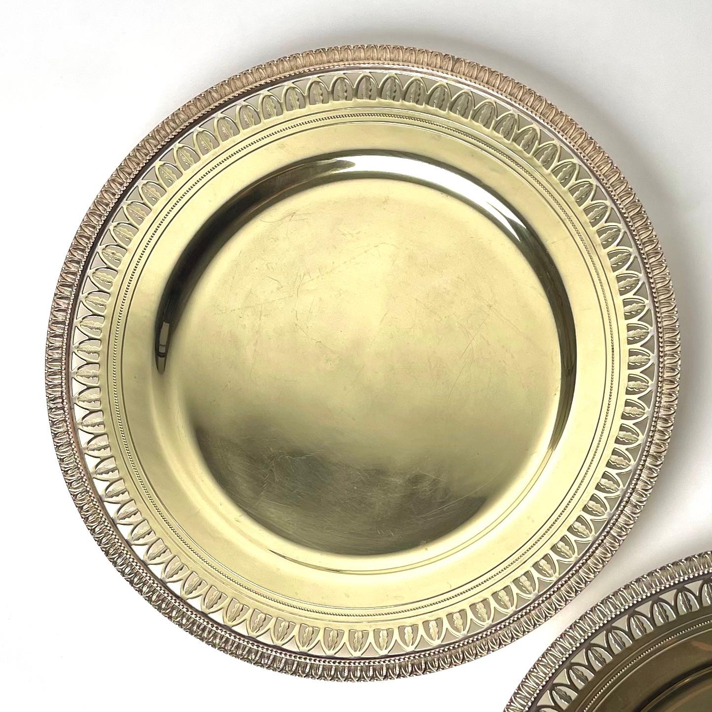 A pair of Elegant brass Platters in Empire style from late 19th Century In Good Condition For Sale In Knivsta, SE