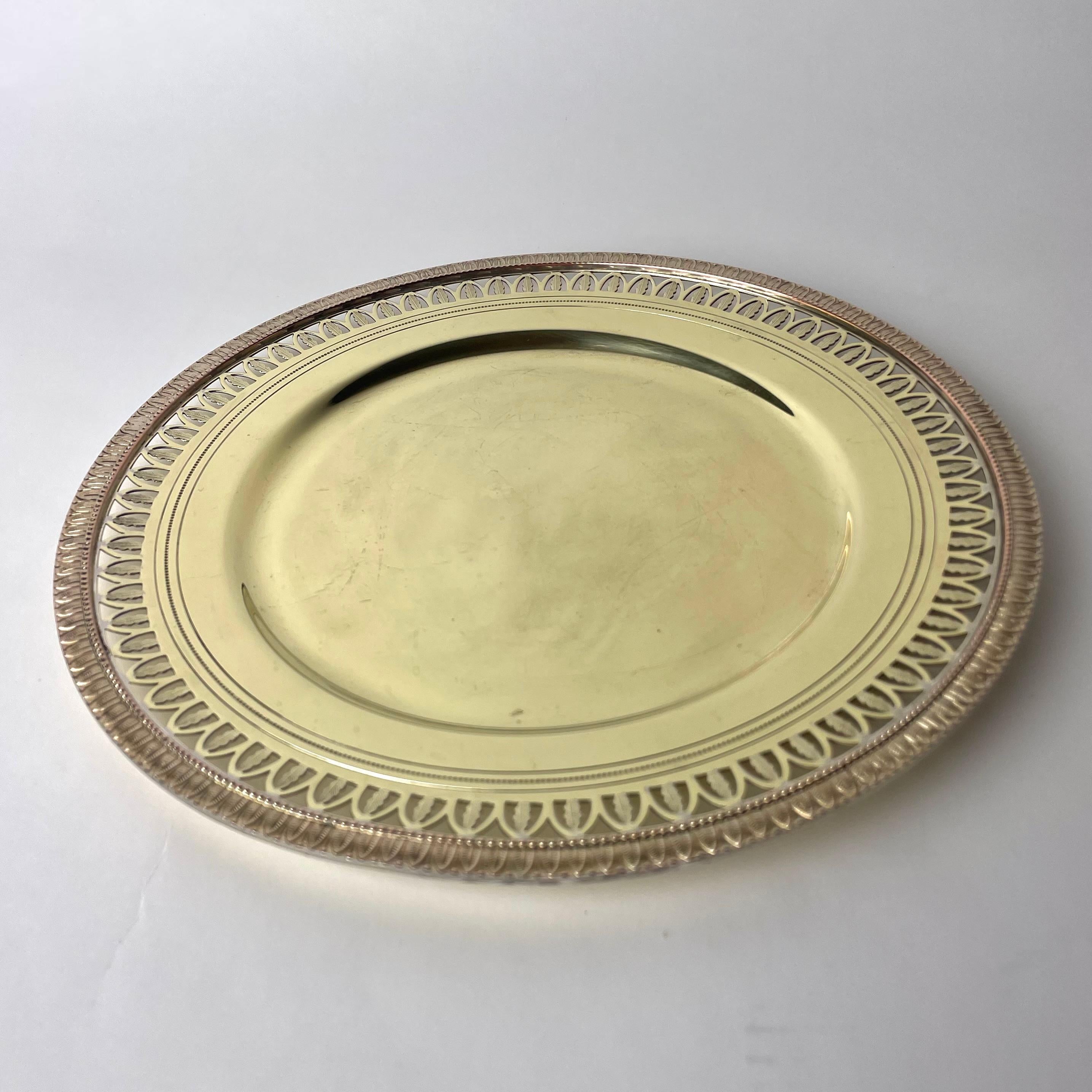 A pair of Elegant brass Platters in Empire style from late 19th Century For Sale 2