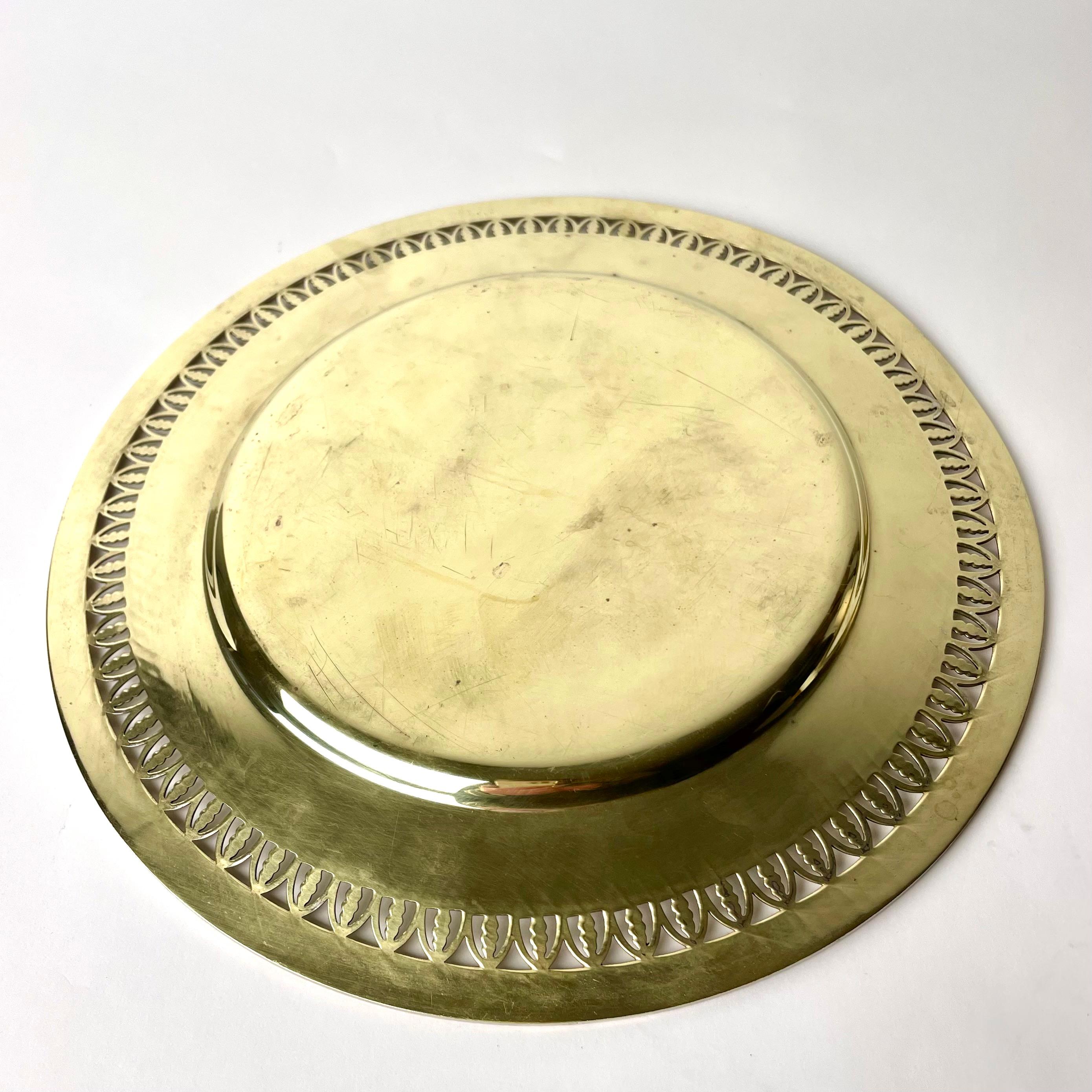 A pair of Elegant brass Platters in Empire style from late 19th Century For Sale 3