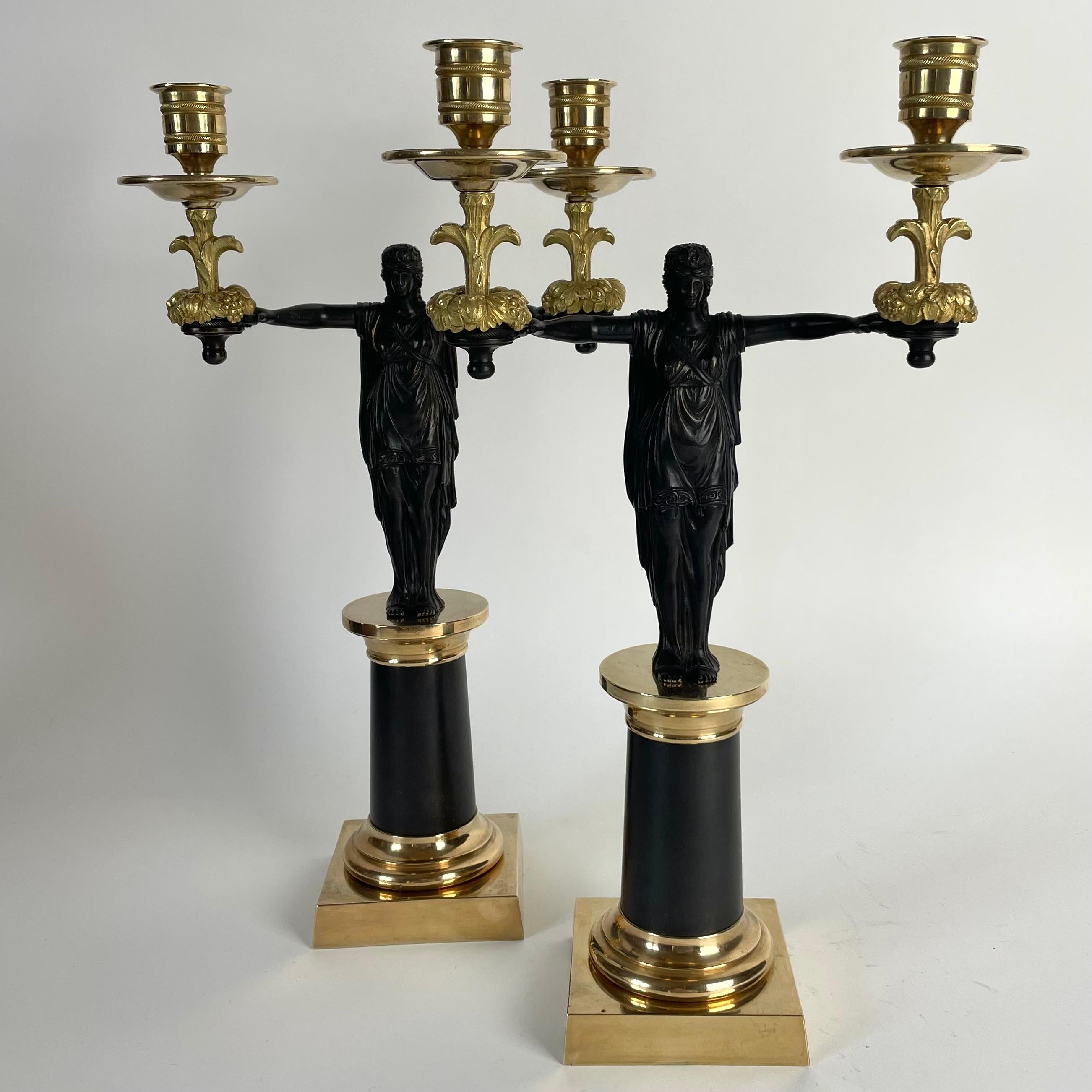 Paire d'élégants candélabres avec cariatides, Empire, début du 19e siècle

Paire de candélabres français très élégants et de grande qualité en bronze doré et patiné foncé. Chaque candélabre représente une cariatide debout tenant deux bras de bougie