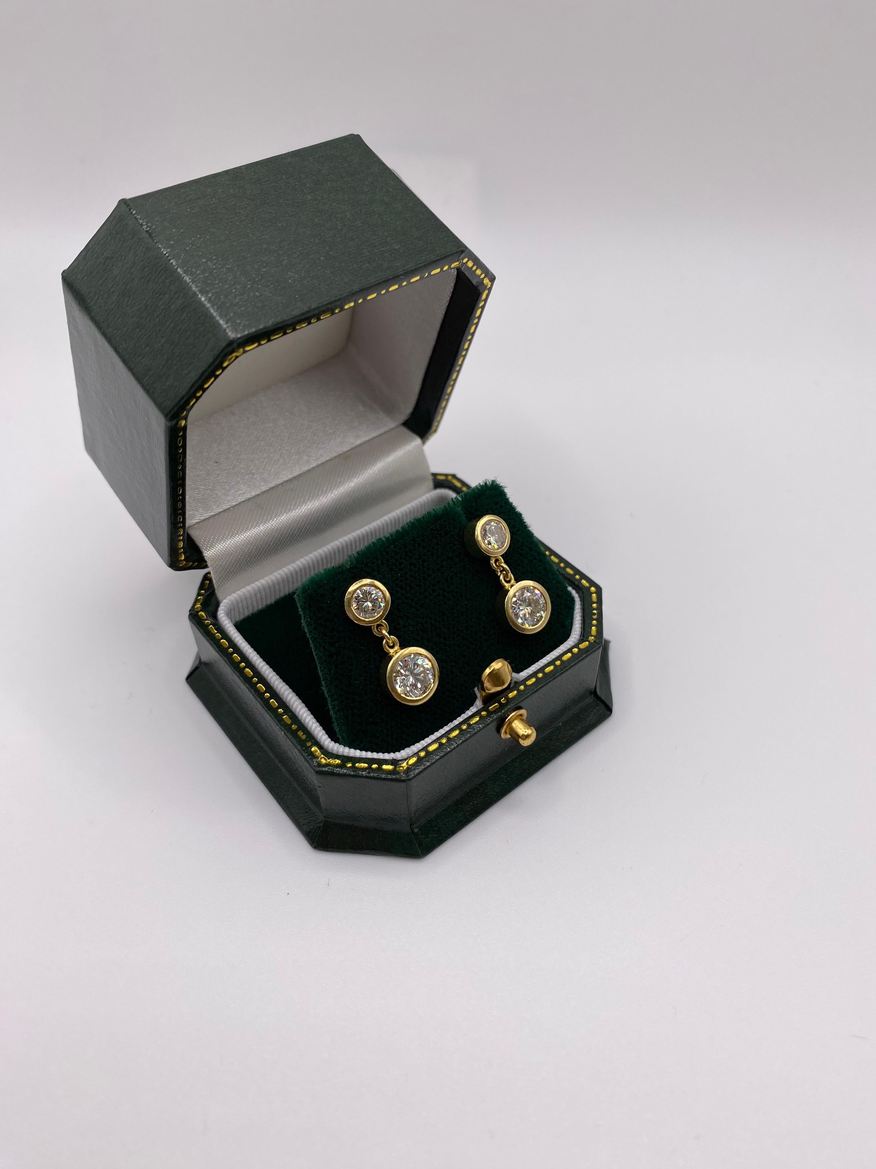Un paio di eleganti orecchini di diamanti a doppia goccia, ciascuno con 2 diamanti taglio brillante incastonati, di dimensioni pari a 5 x 5  3,6 x 3,9, per un peso di circa 0,60 carati e 3,6 x 3,6 x 2,4, per un peso di circa 0,19 carati, colore