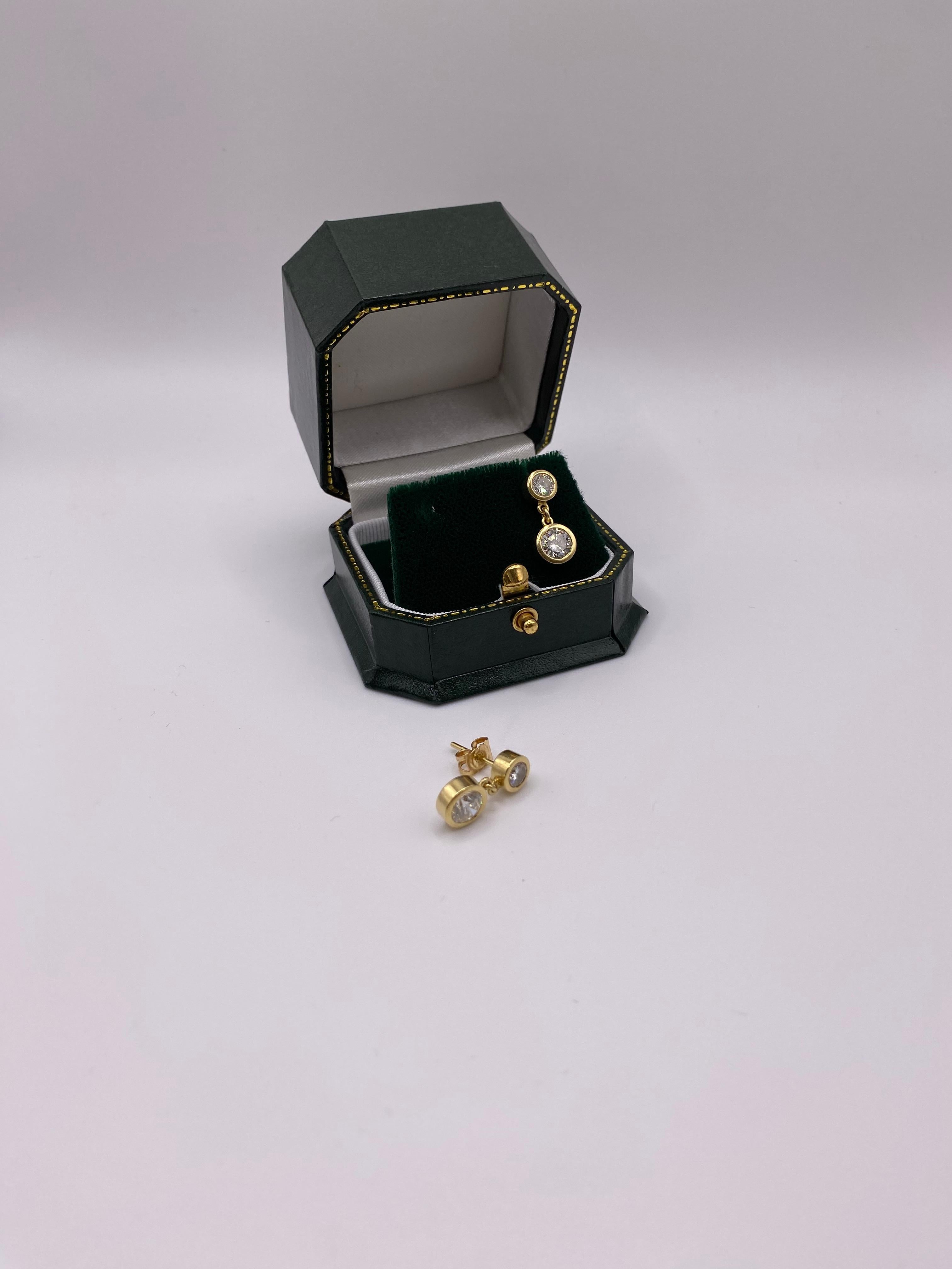 Taglio brillante Un paio di eleganti orecchini a doppia goccia con diamante in vendita