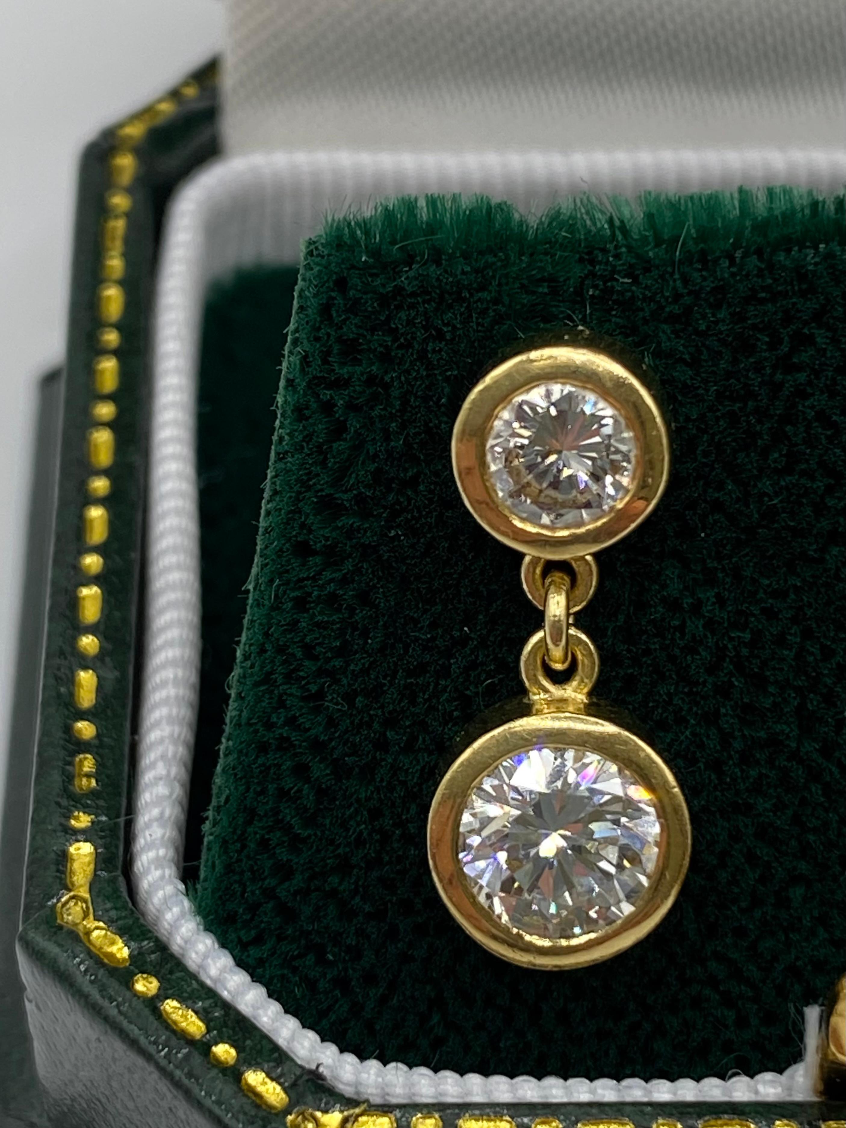 da uomo o donna Un paio di eleganti orecchini a doppia goccia con diamante in vendita