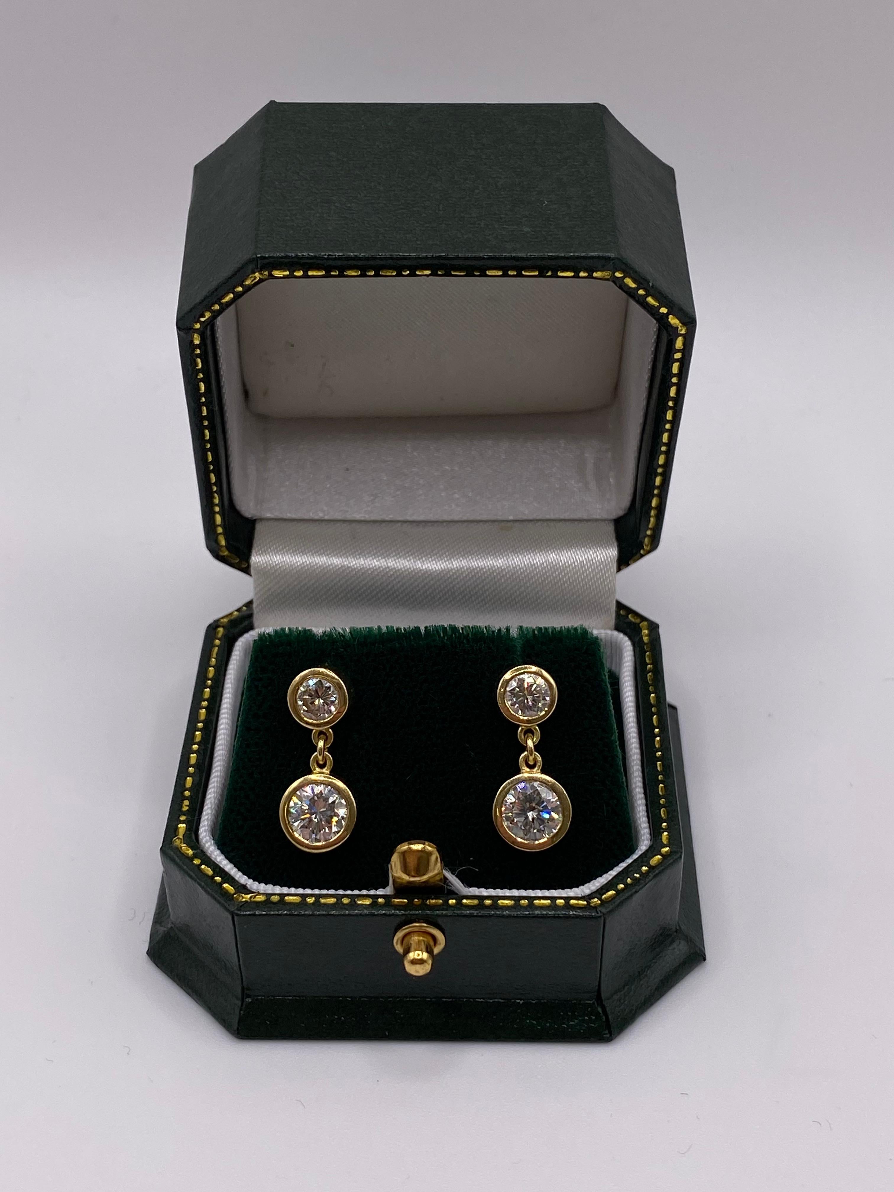 Un paio di eleganti orecchini a doppia goccia con diamante in vendita 1