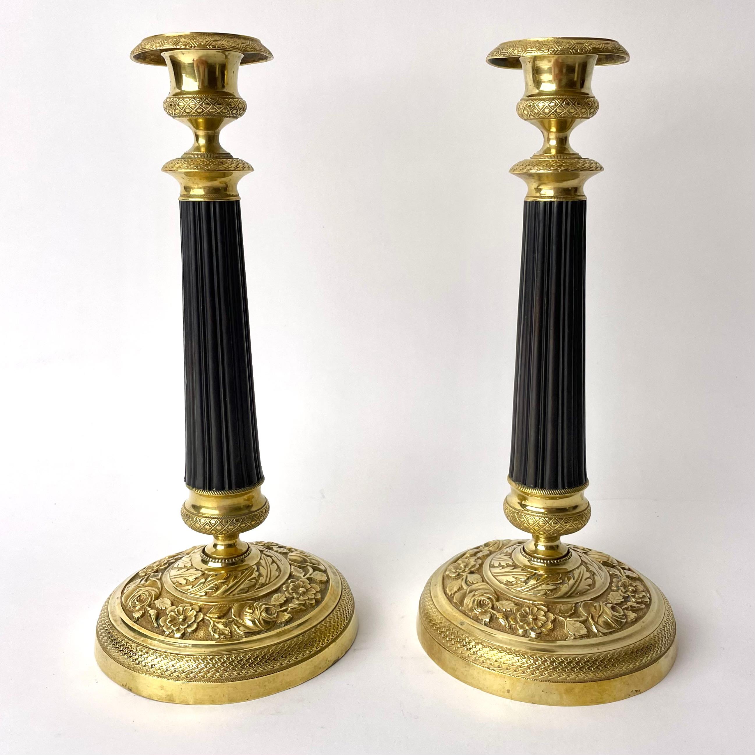 Stile impero Coppia di eleganti candelieri Impero, ottone dorato e patinato, Francia, anni '20 del XIX secolo in vendita