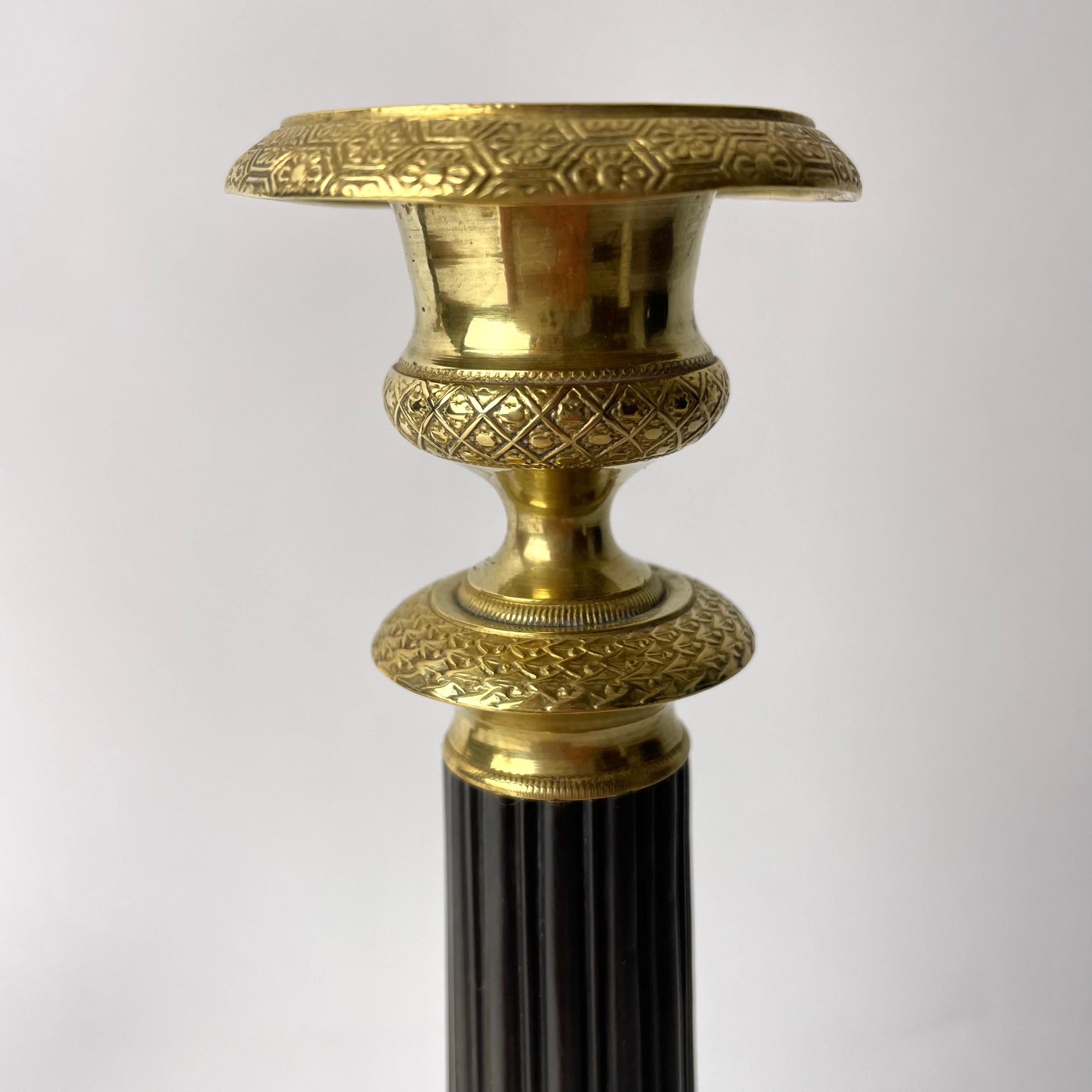 A Pair of Elegant Empire Candlesticks, Gilded and Patinated Brass, 1820s France In Good Condition For Sale In Knivsta, SE