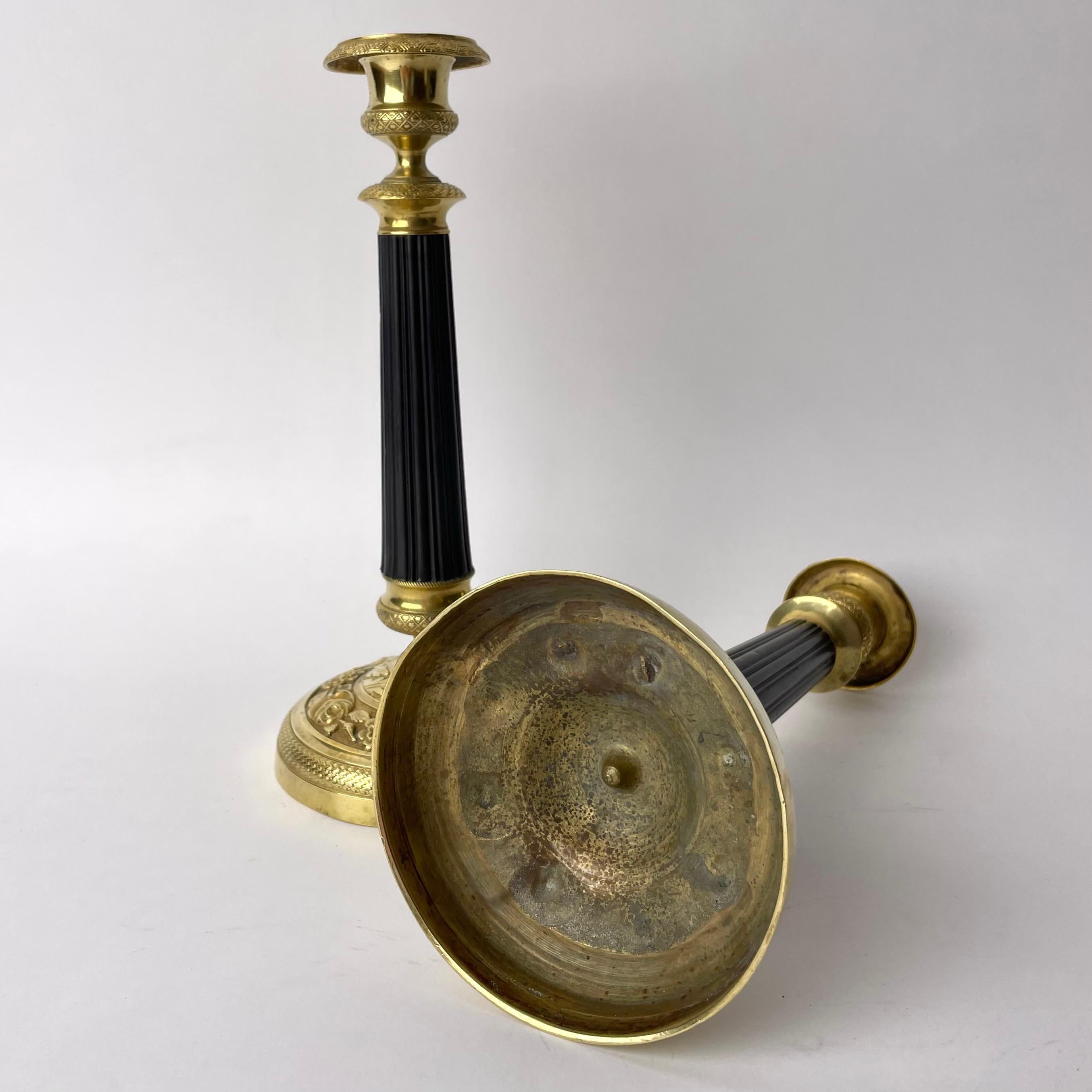 Elegante Empire-Kerzenständer, vergoldetes und patiniertes Messing, 1820er Jahre, Frankreich im Angebot 1