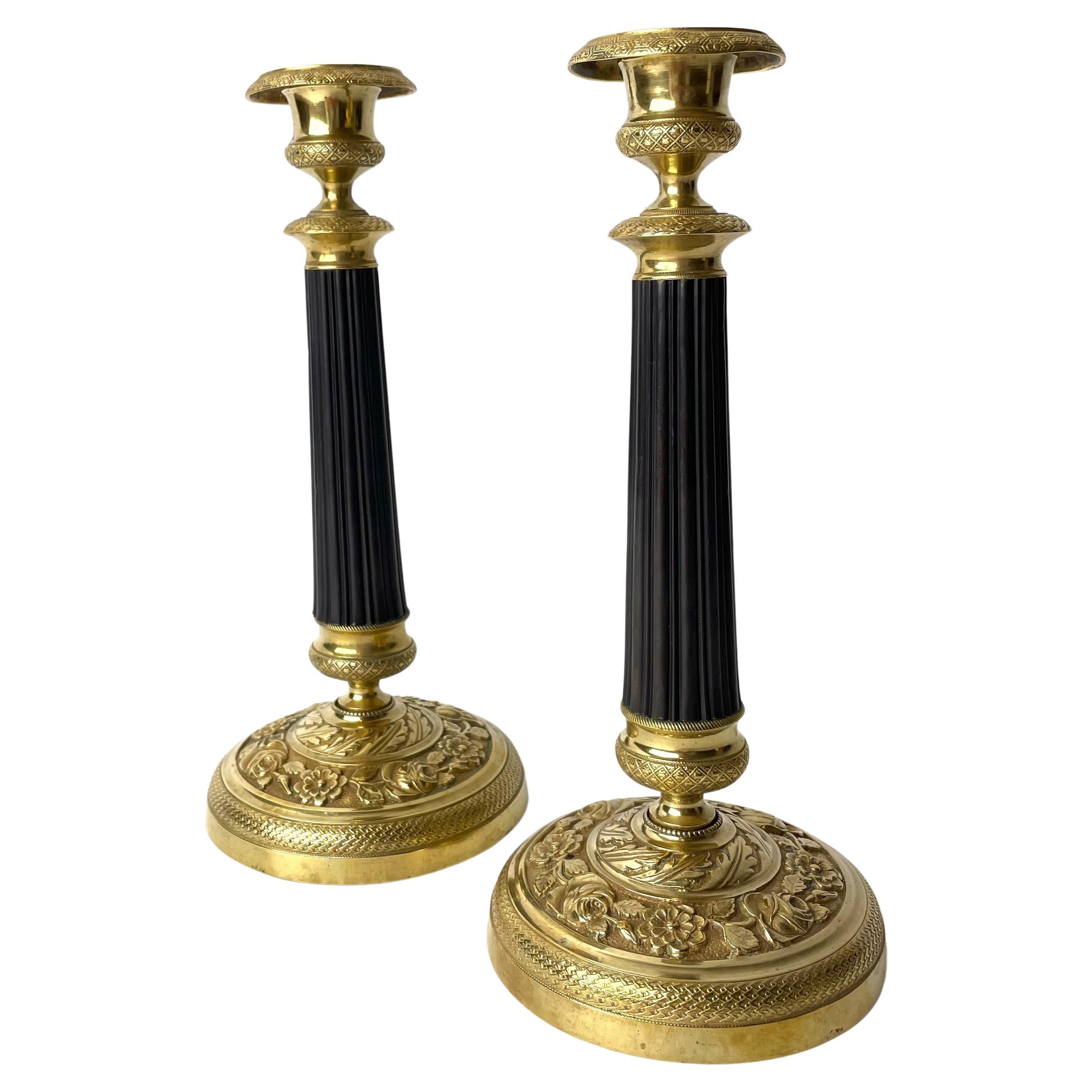 A Pair of Elegant Empire Candlesticks, Gilded and Patinated Brass, 1820s France For Sale