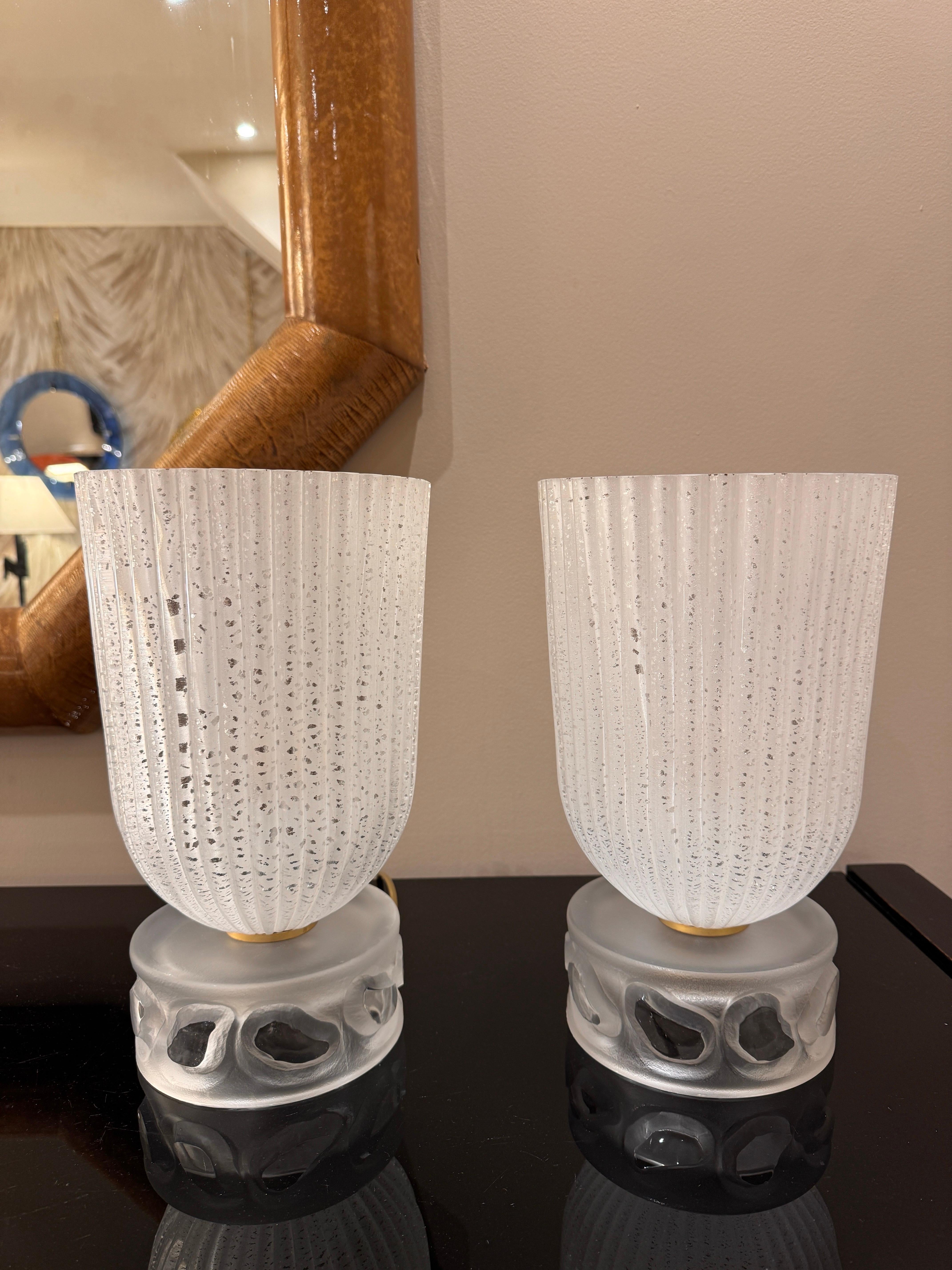 A pair of Elegant French art deco ribbed crystal torchiere table lamps Art Decó en venta