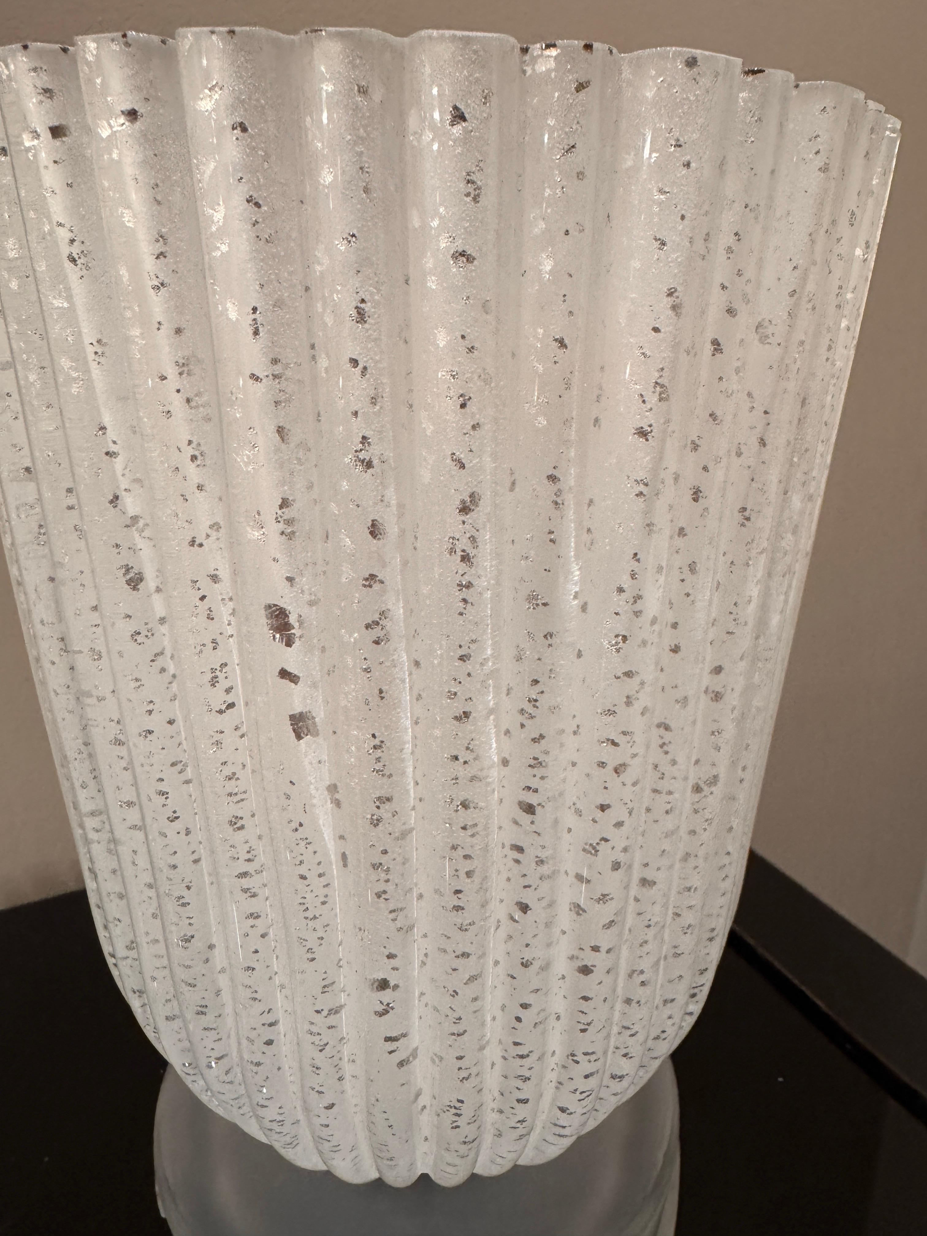 A pair of Elegant French art deco ribbed crystal torchiere table lamps Francés en venta