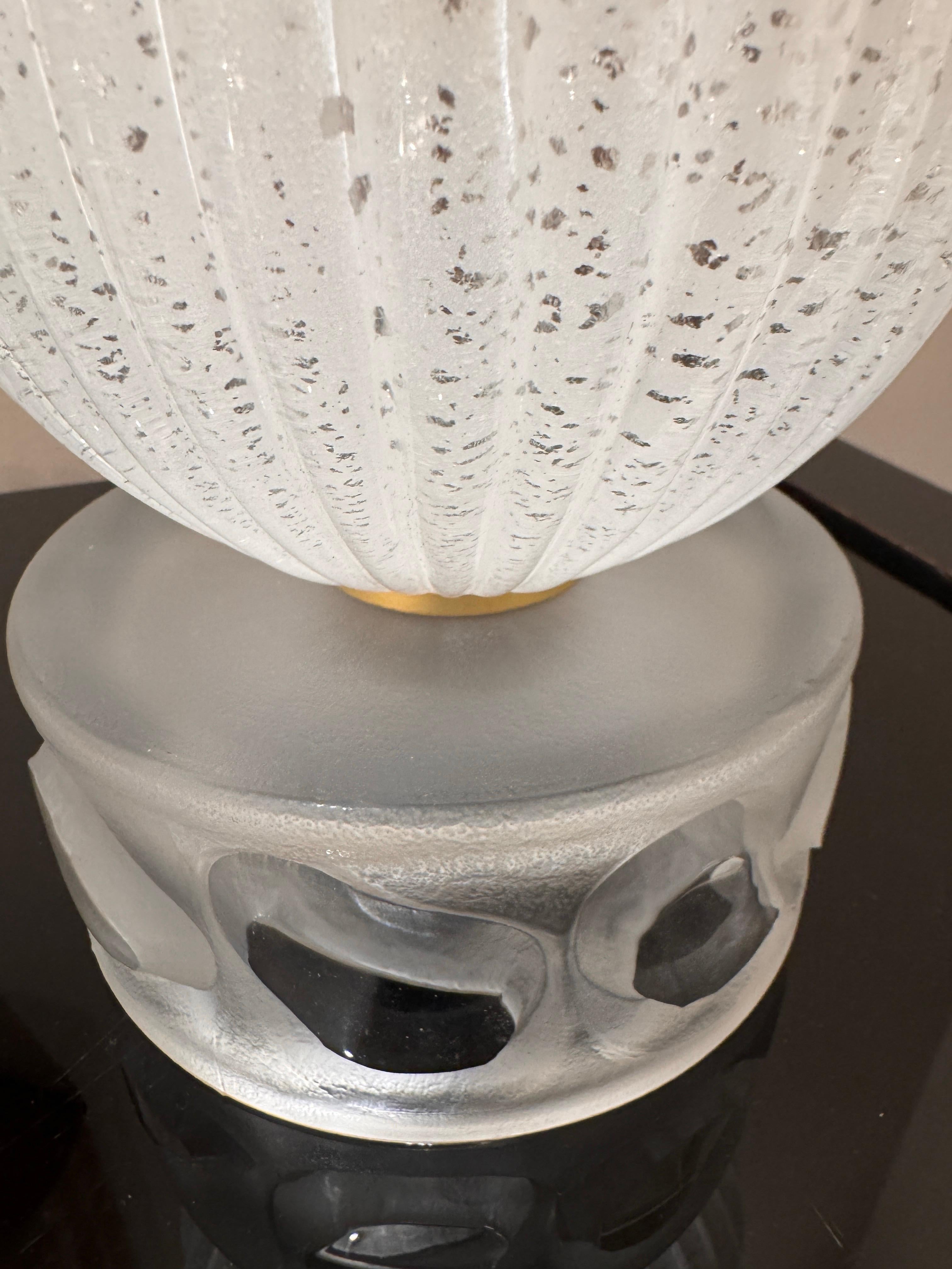 A pair of Elegant French art deco ribbed crystal torchiere table lamps en Excelente estado para la venta en London, GB