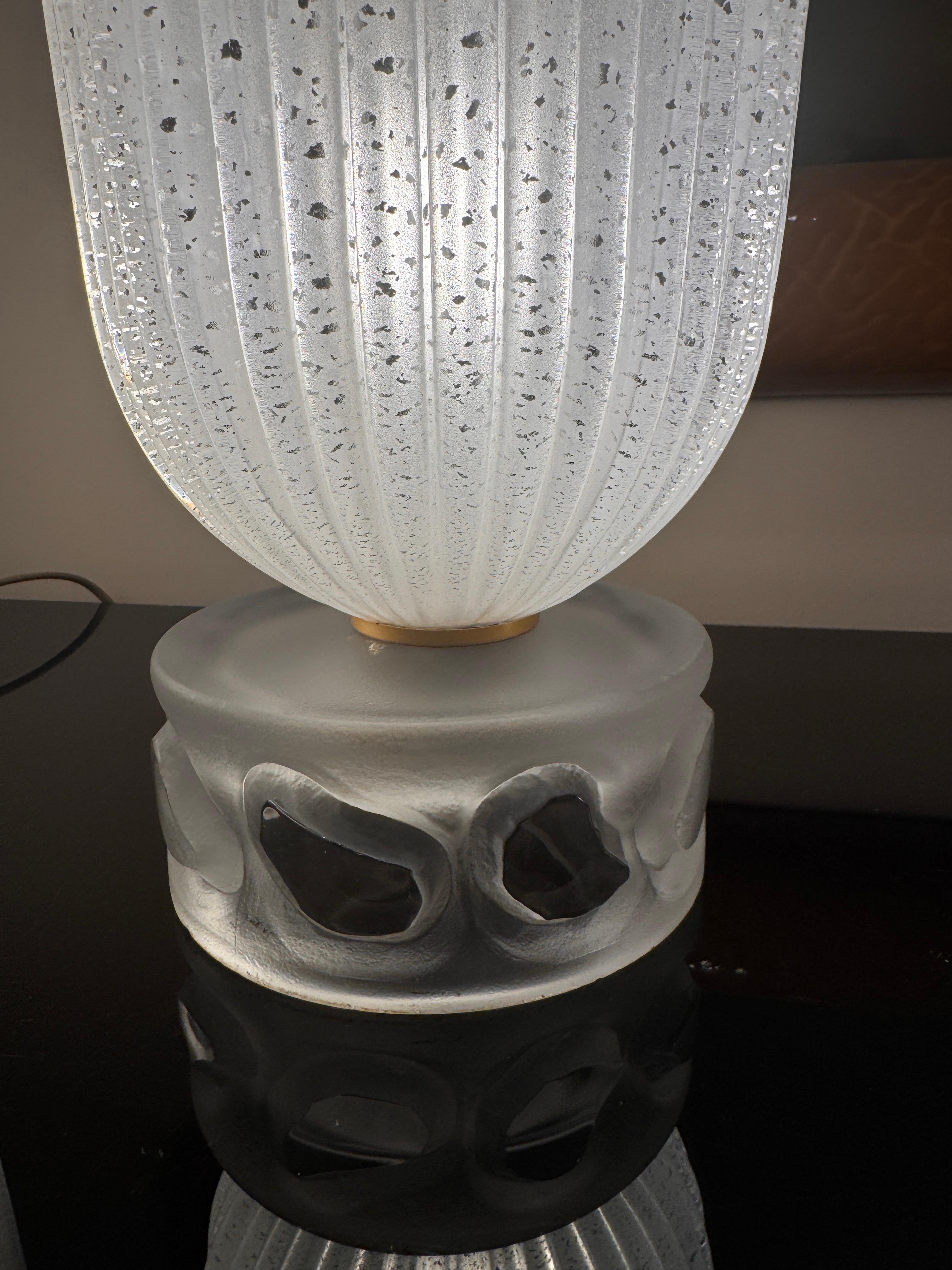 A pair of Elegant French art deco ribbed crystal torchiere table lamps Latón en venta