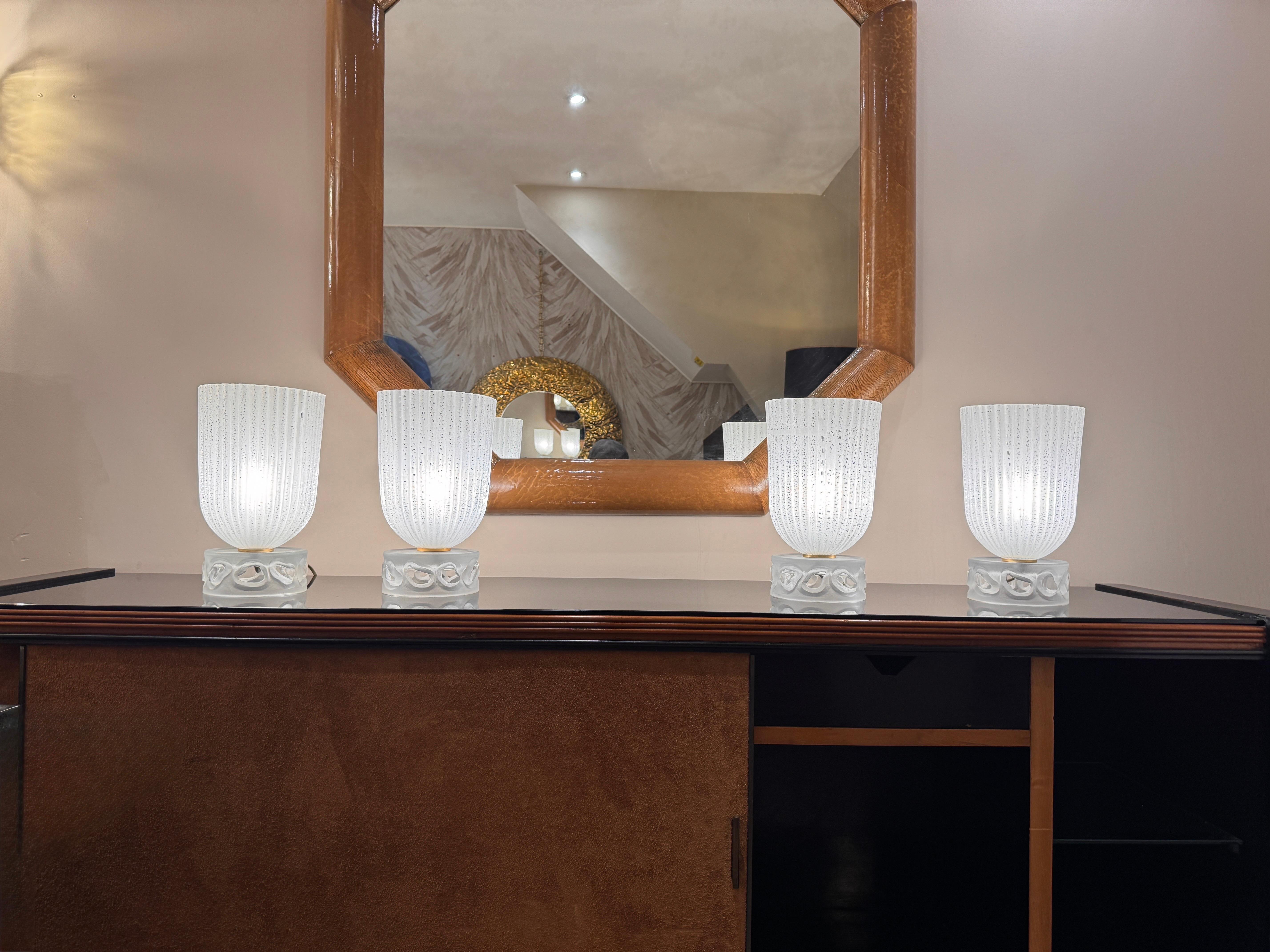 A pair of Elegant French art deco ribbed crystal torchiere table lamps en venta 1