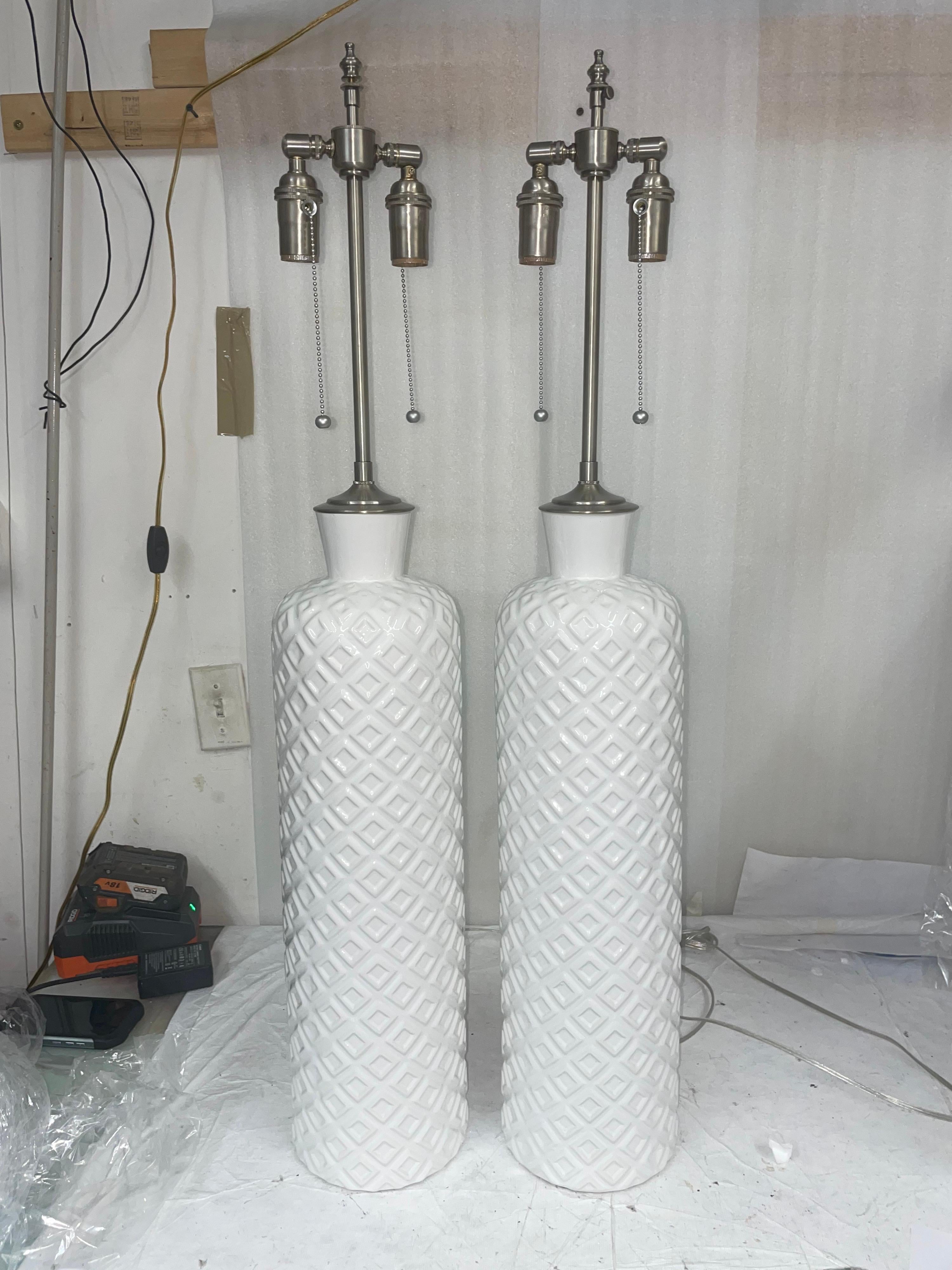 Nord-américain Paire d'élégantes lampes de bureau en céramique émaillée à motifs géométriques en vente