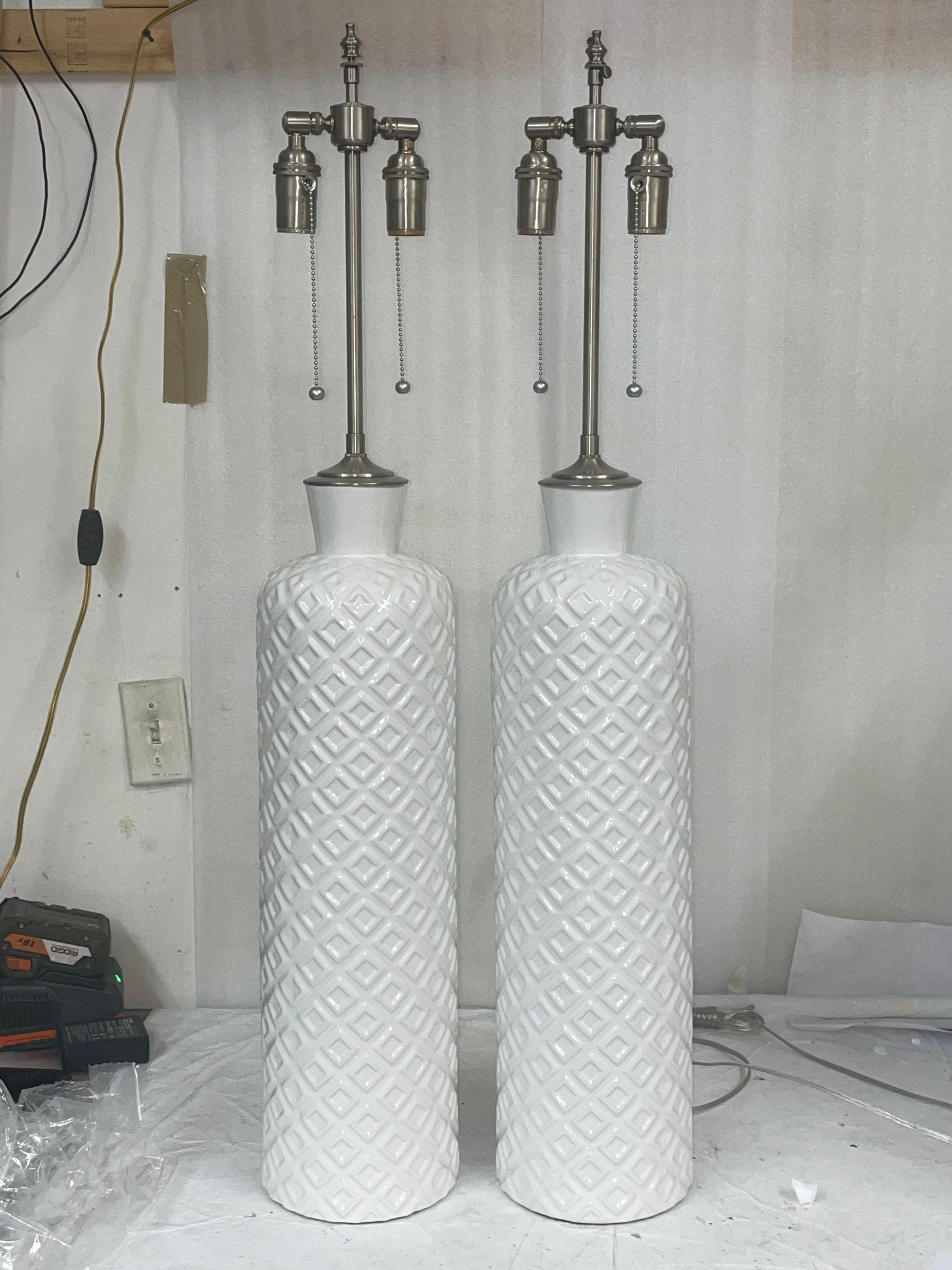 Pair of Elegant Glazed Ceramic Geometric Patterned Table Lamps In Excellent Condition For Sale In Bronx, NY
