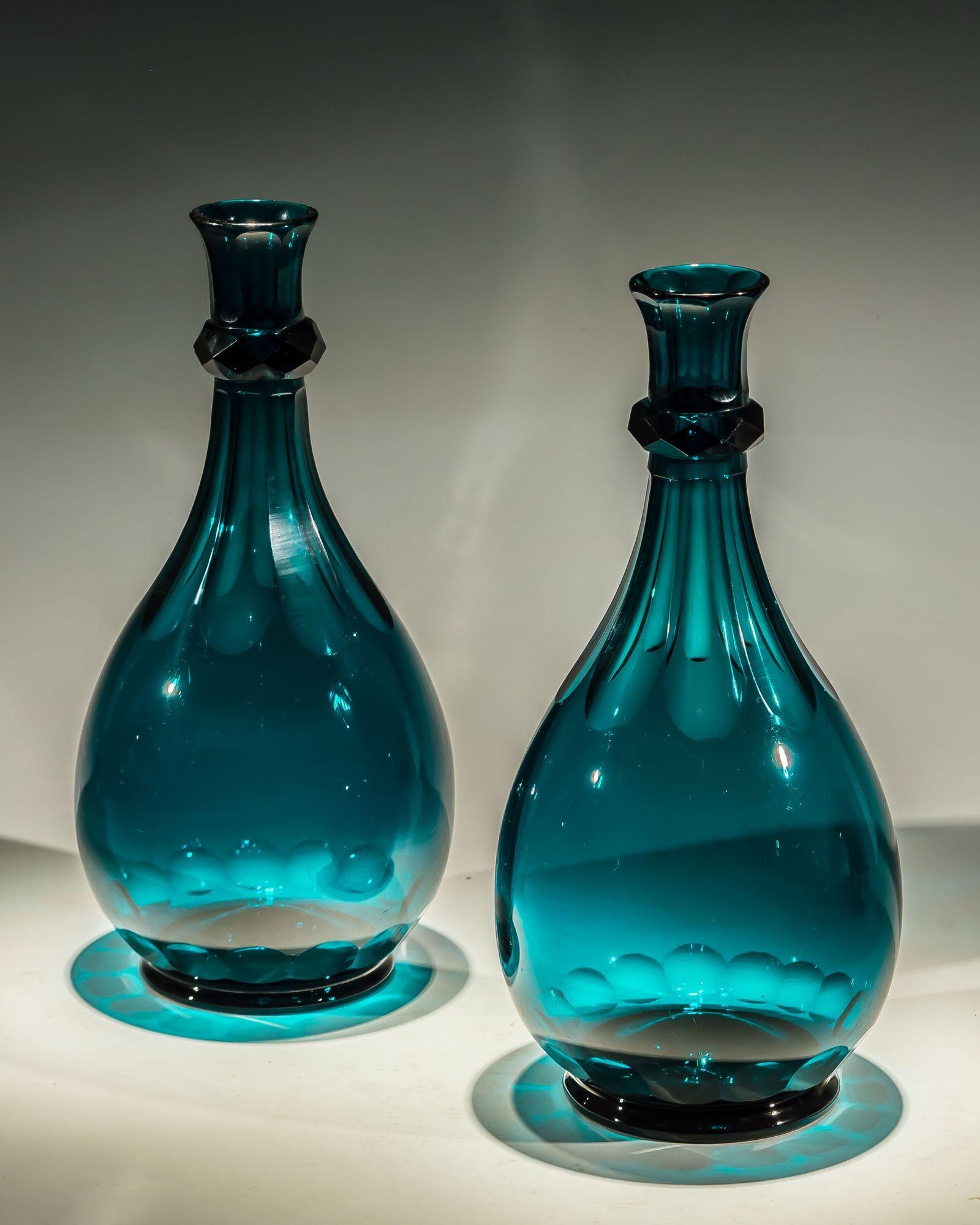 Coppia di eleganti caraffe di colore verde In condizioni buone in vendita a Steyning, West sussex