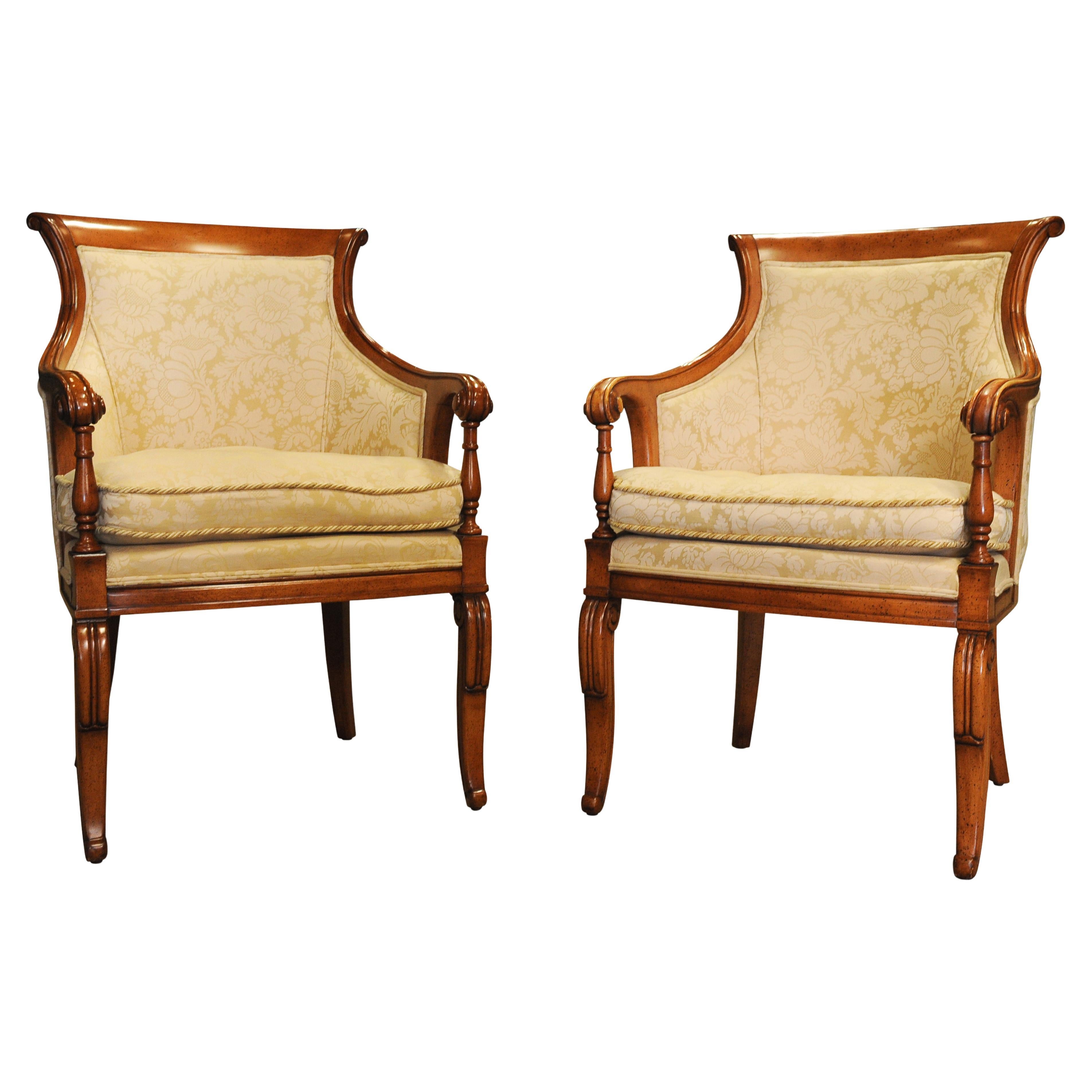 Elegantes Paar von Empire Design Bergere Arm Stühle mit Scroll Backs in Creme Damast gepolstert. Perfekt für jede Bibliothek, jedes Arbeitszimmer oder jede Lounge.

Höhe bis Arme 67.5cm
Höhe bis Sitz 54cm

Breite des Sitzes 52cm vorne 35cm hinten