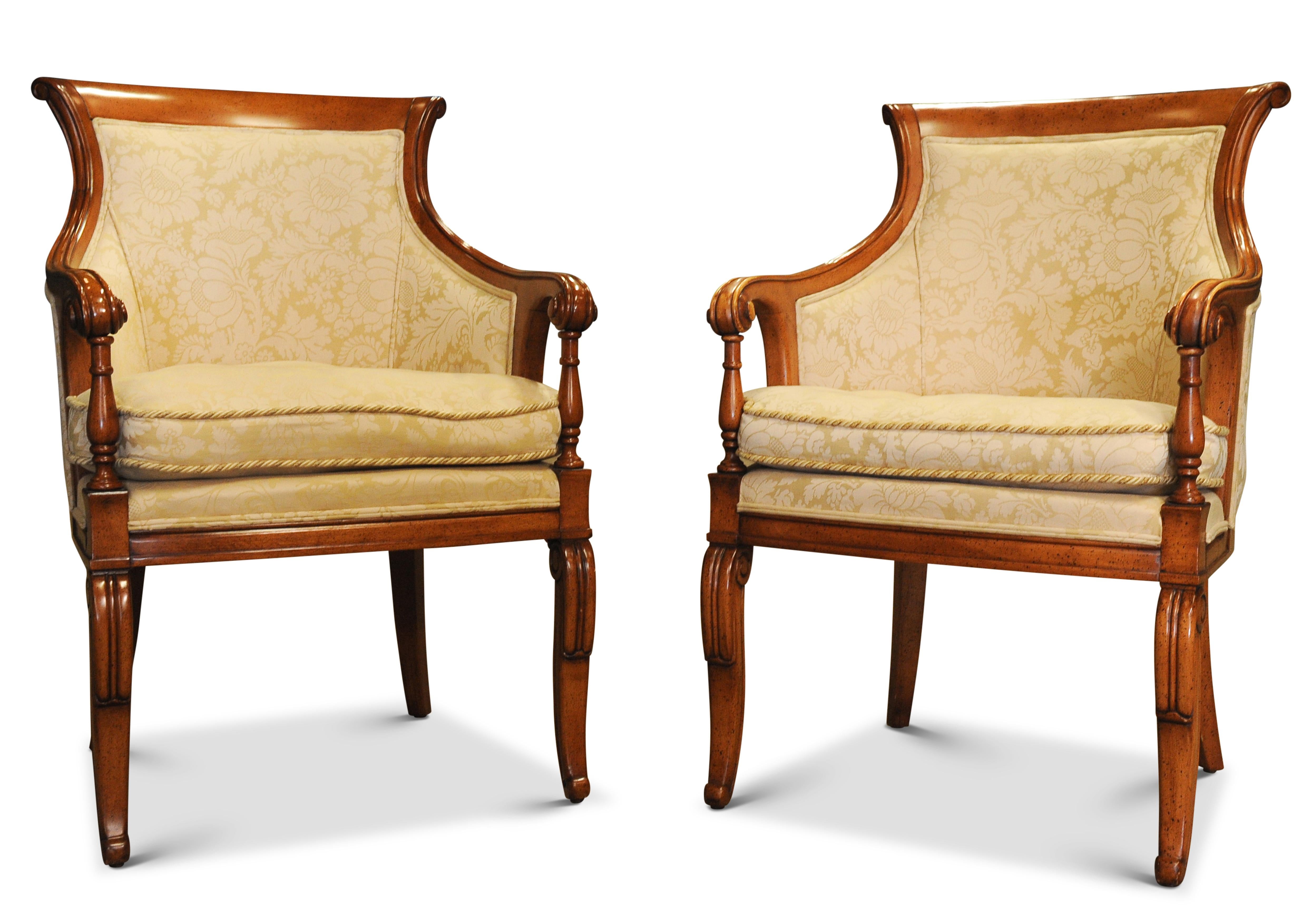 Ein Paar elegante Bergere-Sessel im Louis-XVI.-Stil mit cremefarbener Damastpolsterung (Französisch) im Angebot